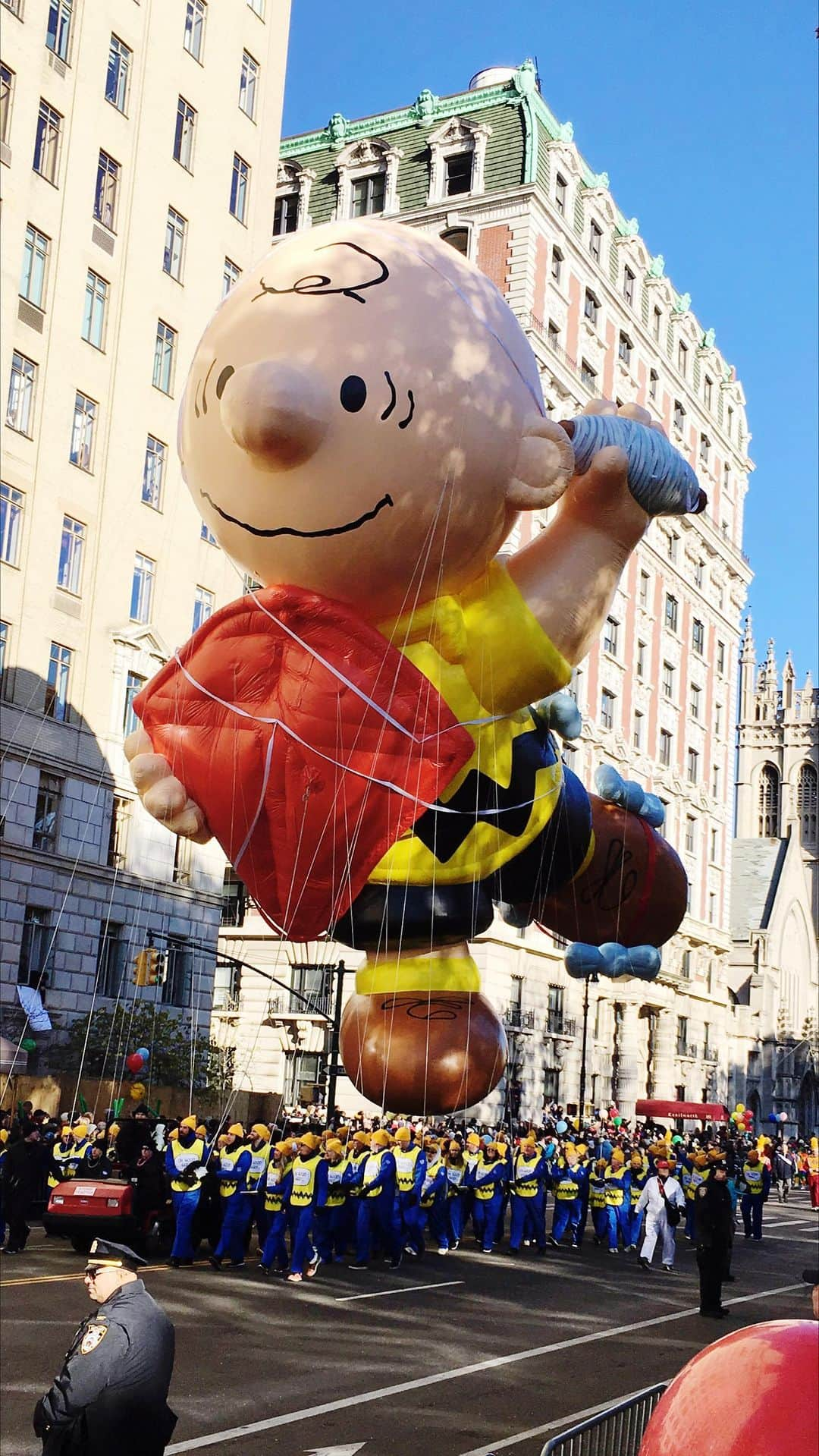 Ilana Wilesのインスタグラム：「Thanksgiving in the life of a NYC Mom, featuring parade balloon inflation at the NY Historical Society, hot chocolate at the Bryant Park Holiday Market and our annual Thanksgiving Talent Show.」