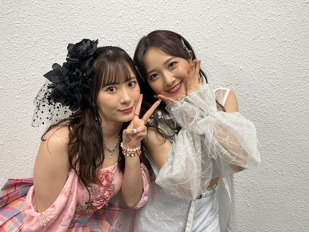 森戸知沙希さんのインスタグラム写真 - (森戸知沙希Instagram)「モーニング娘。’23 コンサートツアー秋「Neverending Shine Show」SPECIAL にゲスト出演させていただきました！  　 　 当時のオリジナルメンバーで歌ったり、OGの先輩方と歌ったり、ものすごいセットリストでしたね、、、 　 リハーサルから感動しっぱなしだったんだけど、 　 横浜アリーナのみんなの声も合わさったらほんとに鳥肌が止まらなかった、、 　 　 改めてステージってすごいなと実感しました！ 　 モーニング娘。の歴史もそうだし、今自分がOGとしてステージに立たせてもらったことにもうなんて言ったらいいかわかりません！、、！！！ 　 　　 　 現役メンバーの皆さんは明日も頑張ってください🌟 　 　 　  　 2shot撮れた現役メンバーと💗 　  #佐藤優樹 さん #生田衣梨奈 さん #野中美希 ちゃん #横山玲奈 ちゃん #岡村ほまれ ちゃん #櫻井梨央 ちゃん 　 　 #横浜アリーナ  #久しぶり  #いろんな人に久しぶりに会って感動しすぎた」11月29日 0時24分 - chisaki__morito.official