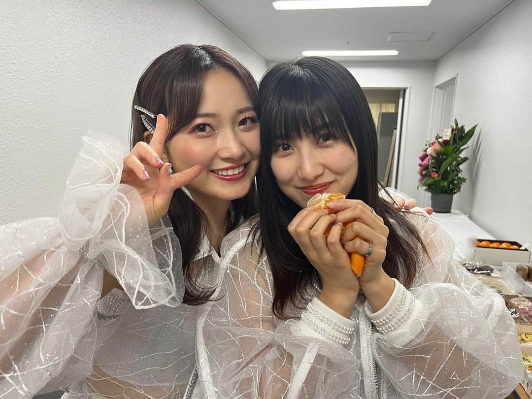 森戸知沙希さんのインスタグラム写真 - (森戸知沙希Instagram)「モーニング娘。’23 コンサートツアー秋「Neverending Shine Show」SPECIAL にゲスト出演させていただきました！  　 　 当時のオリジナルメンバーで歌ったり、OGの先輩方と歌ったり、ものすごいセットリストでしたね、、、 　 リハーサルから感動しっぱなしだったんだけど、 　 横浜アリーナのみんなの声も合わさったらほんとに鳥肌が止まらなかった、、 　 　 改めてステージってすごいなと実感しました！ 　 モーニング娘。の歴史もそうだし、今自分がOGとしてステージに立たせてもらったことにもうなんて言ったらいいかわかりません！、、！！！ 　 　　 　 現役メンバーの皆さんは明日も頑張ってください🌟 　 　 　  　 2shot撮れた現役メンバーと💗 　  #佐藤優樹 さん #生田衣梨奈 さん #野中美希 ちゃん #横山玲奈 ちゃん #岡村ほまれ ちゃん #櫻井梨央 ちゃん 　 　 #横浜アリーナ  #久しぶり  #いろんな人に久しぶりに会って感動しすぎた」11月29日 0時24分 - chisaki__morito.official