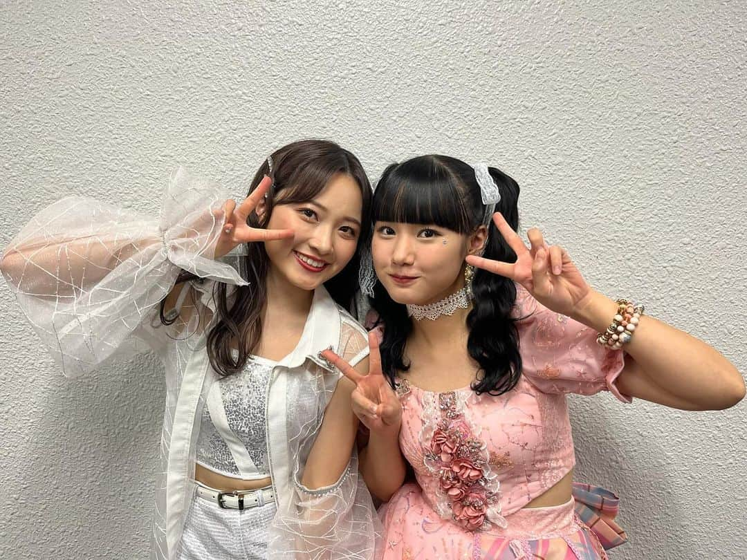 森戸知沙希さんのインスタグラム写真 - (森戸知沙希Instagram)「モーニング娘。’23 コンサートツアー秋「Neverending Shine Show」SPECIAL にゲスト出演させていただきました！  　 　 当時のオリジナルメンバーで歌ったり、OGの先輩方と歌ったり、ものすごいセットリストでしたね、、、 　 リハーサルから感動しっぱなしだったんだけど、 　 横浜アリーナのみんなの声も合わさったらほんとに鳥肌が止まらなかった、、 　 　 改めてステージってすごいなと実感しました！ 　 モーニング娘。の歴史もそうだし、今自分がOGとしてステージに立たせてもらったことにもうなんて言ったらいいかわかりません！、、！！！ 　 　　 　 現役メンバーの皆さんは明日も頑張ってください🌟 　 　 　  　 2shot撮れた現役メンバーと💗 　  #佐藤優樹 さん #生田衣梨奈 さん #野中美希 ちゃん #横山玲奈 ちゃん #岡村ほまれ ちゃん #櫻井梨央 ちゃん 　 　 #横浜アリーナ  #久しぶり  #いろんな人に久しぶりに会って感動しすぎた」11月29日 0時24分 - chisaki__morito.official