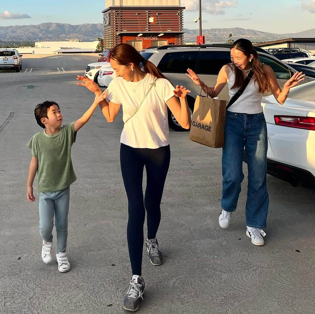 山城葉子さんのインスタグラム写真 - (山城葉子Instagram)「. 🇨🇦🇺🇸trip  Joeさんの隠し撮りの📷写真たち  気がつくと毎日同じ格好してる私笑 あんなに沢山お洋服持って行ってたのに。 結局、着心地が良いお洋服が旅には良いですね。  @thehighlights__official の白TシャツかロンTシャツ と @lululemonjp  のAlign Super high rise pantのネイビー 私のカジュアルの王道  ヒナちゃんと仁君と楽しい時間を過ごさせてくれたジョーさんにSpecial thanks‼︎ 私の幸せが写真から伝わってきてませんか？☺️」11月29日 0時25分 - yokoyamashiro