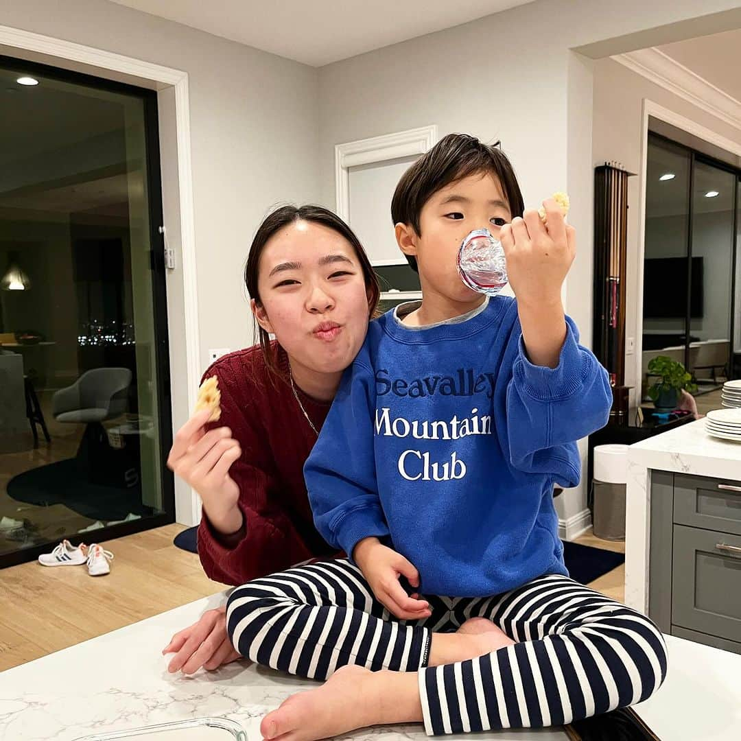 山城葉子さんのインスタグラム写真 - (山城葉子Instagram)「. 🇨🇦🇺🇸trip  Joeさんの隠し撮りの📷写真たち  気がつくと毎日同じ格好してる私笑 あんなに沢山お洋服持って行ってたのに。 結局、着心地が良いお洋服が旅には良いですね。  @thehighlights__official の白TシャツかロンTシャツ と @lululemonjp  のAlign Super high rise pantのネイビー 私のカジュアルの王道  ヒナちゃんと仁君と楽しい時間を過ごさせてくれたジョーさんにSpecial thanks‼︎ 私の幸せが写真から伝わってきてませんか？☺️」11月29日 0時25分 - yokoyamashiro