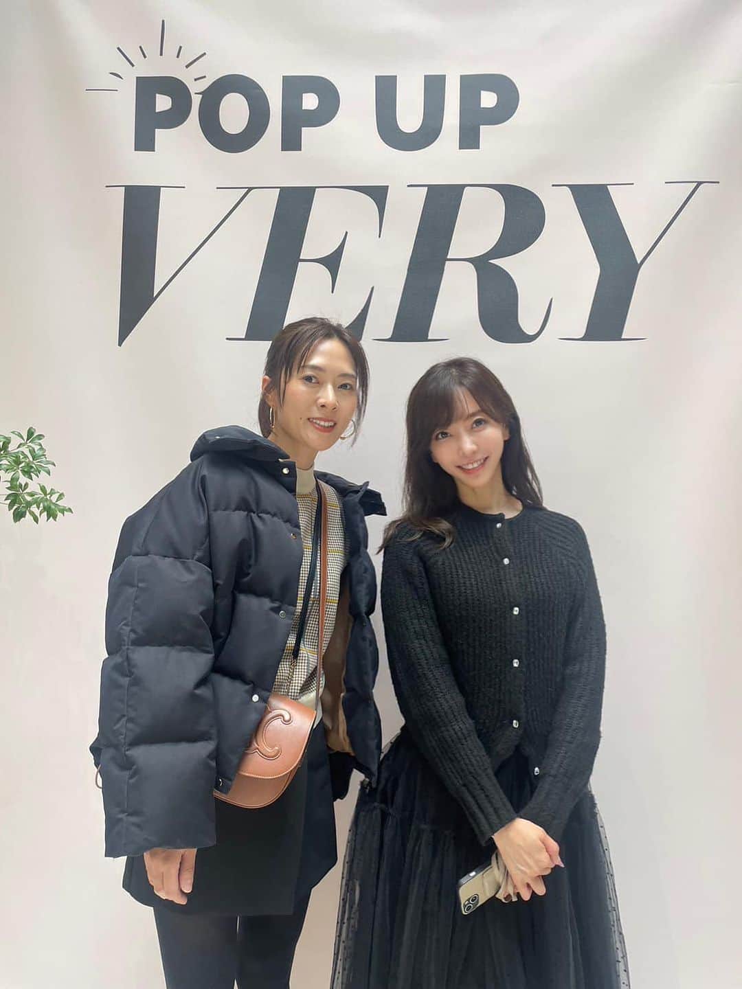 高村凛のインスタグラム：「ゆりなとpop up YERY 🖤  @yurinow   素敵なお洋服がいっぱいだった🖤  ご招待ありがとうございました🤍  この日のお洋服はシェリエ @sheller_official  @sheller_snap   ふわふわチュールスカートがレディな気分になります🖤🤍  @veryweb.jp   #very #veryfestival  #popupvery #sheller」