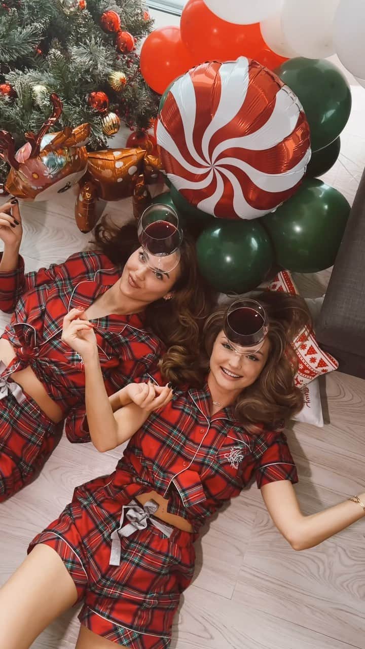クリスティーナ・クレイトのインスタグラム：「Christmas mood 🎁 ХоХо」