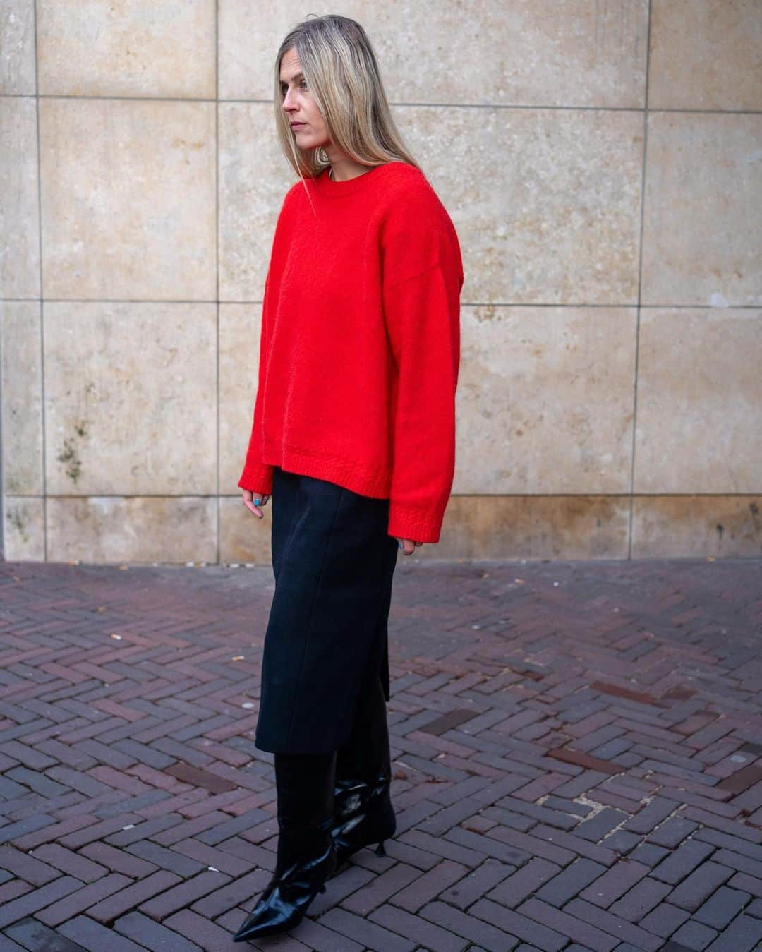 Linda Tolのインスタグラム：「Love a pop of red @sezane」