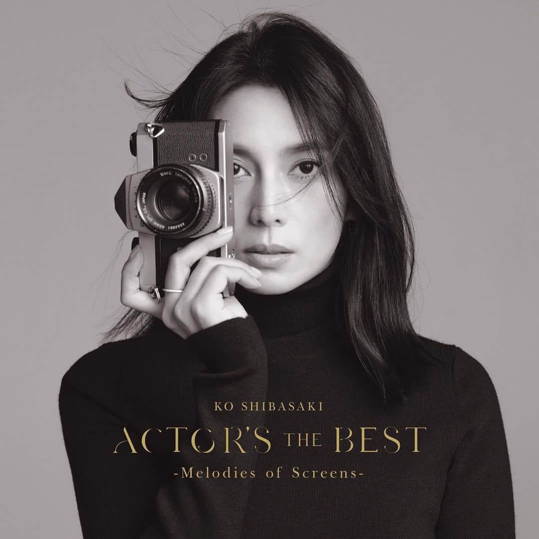 柴咲コウのインスタグラム：「㊗️NEW  ALBUM リリース🎉  本日11/29、『柴咲コウ ACTOR'S THE BEST ~melodies of screens~』発売💿🎊  これまで私が出演してきた映画やドラマの主題歌・挿入歌を収録してます。  ====================  芸能活動25周年の今年。 続けてこられたことも奇跡だけれど、 こうやってお芝居と歌がいま交わることになるとは。  1998年カメラの前に初めて立ち、 CMに出演したりドラマや映画の仕事が入るようになり、 2002年CDデビュー。 翌年には、映画の中で歌を歌うという経験もさせてもらい。  『どっちが先なの？』と聞かれる事も最近は増えたな。  似て非なるもの。  月並みな言い方だけど、 本当にあっという間に時は過ぎる。 充実すればするほど加速度的に。  20代の頃は、歳をとらないと思っていた。 というか、加齢というものを深刻に考える必要がなかった。 なるほど、それがこうなってゆくのか。 人生って、こんな感じなんだね、と思う。🤭  誰もが、生きている限り、歳を重ねる。 どう生きていきたい？ どう社会と関わっていきたい？ そう自問することが、歳を重ねるごとに増えていき。  私の場合は今のところ、やってみねばわからぬではないか精神で、何事も好奇心を大切に飛びこんでいる。  そんな私の中で育ってきた、お芝居することと歌うこと。 芸能活動25周年の今年、 その二つがより一層密接に、融合するような感覚。  まぁ、私のその感覚は置いといて、 懐かしいな、とか、あのドラマ観ていたな、とか思い出してもらいつつ、アレンジに新しさのある此度のアルバムを、歌を、聴いていただけたら嬉しい。  ===================」