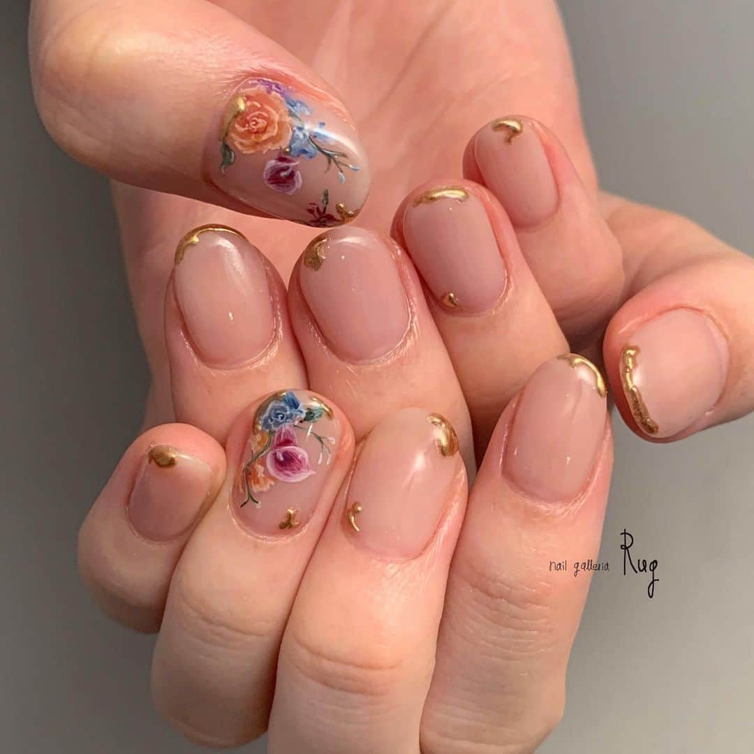 aoki_nailのインスタグラム：「・  Bouquet  ちゅるんちゅるんに 作り込んだ土台に 花束を💐  nailgalleria  Rug〈ラグ〉 大阪市北区中崎西2-6-3 ペイントB  #絵画ネイル#水彩画ネイル#油絵ネイル#一輪挿しネイル #ブライダルネイル大阪#ブライダルアクセサリー  #絵画ネイル #油絵ネイル #手描きアート#手描きデザイン#手描きネイル#アート#アートネイル #instanail#ブライダルネイル#イラストネイル #一輪花ネイル#押し花ネイル」