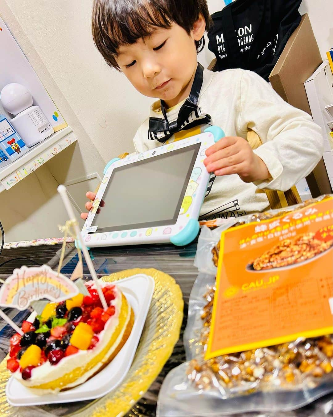 世手子のインスタグラム：「Happy fourth birthday🎂👏 I learned that parents are happiest on their children's birthdays🤣 He is glad you were able to receive your long-awaited birthday present🎁✨✨ 本日4歳になりました٩(๑❛ᴗ❛๑)۶ 長男寿司太郎はん 子供の誕生日って多分親が1番喜んでるんだろうなぁって学んだ📖ww 念願のプレゼントをやっと開けれてご本人ちょーご機嫌でした(^｡^) おめでとう🎉 また一年一緒に楽しく強く頑張っていこーね(=´∀｀) 息子はケーキとプレゼント🍰 ママは 無添加・無農薬で食べやすい蜂蜜くるみを食べたよ(^_^) 酸化防止の真空パック包装で安心（＾ν＾） 子供から大人まで美味しく食べれるよ(￣∀￣) ママにとっては最高のおつまみ(๑˃̵ᴗ˂̵) サクサク美味しい😋 @cauhome  祝新店感謝祭 2,000円以上 20％OFF =  https://rb.gy/5sxg7j  #PR #女神のウキウキ習慣 #無農薬くるみ #無添加くるみ #お取り寄せグルメ #お取りよせ #無農薬生くるみ #蜂蜜くるみ #なつめと生くるみのパワーサンド #胡桃  @pinocchio_pr  @narrow_official  #すみっコパッド 毎日夢中🥰 #すみっコパッドアンバサダー  #すみっコぐらし  #子供用タブレット  #学習アプリ #自宅学習 #英語教育  #すみっコパッドパープル」