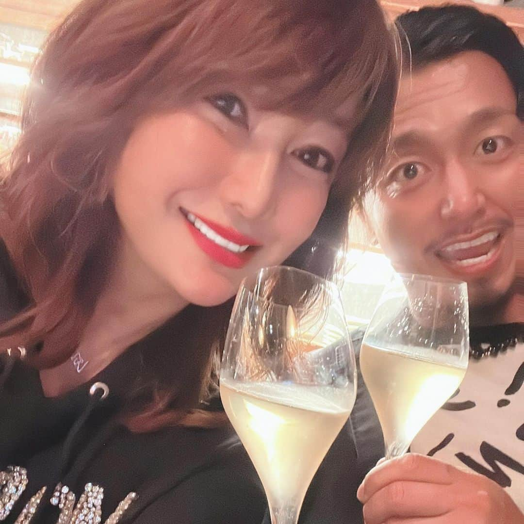 鷹木信悟さんのインスタグラム写真 - (鷹木信悟Instagram)「〜2023.11.26はるな愛&KIRA DinnerShow〜 タイミングが合い参加してきました⭐️ 最高でした！ありがとうございました😌 #はるな愛 #KIRA #山根明 #タージン #大阪 #Christmas #njpw #prowrestler」11月29日 0時53分 - takagi__shingo