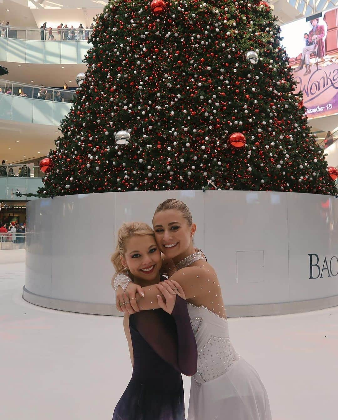 アシュリー・ケインさんのインスタグラム写真 - (アシュリー・ケインInstagram)「had the best time performing in front of home crowds this week 🥹thank you @galleriadallas & @icestarscompany for having me! & such a bonus getting to spend the holidays with my family and be reunited with my olympic teammates <3」11月29日 0時54分 - icegirlash