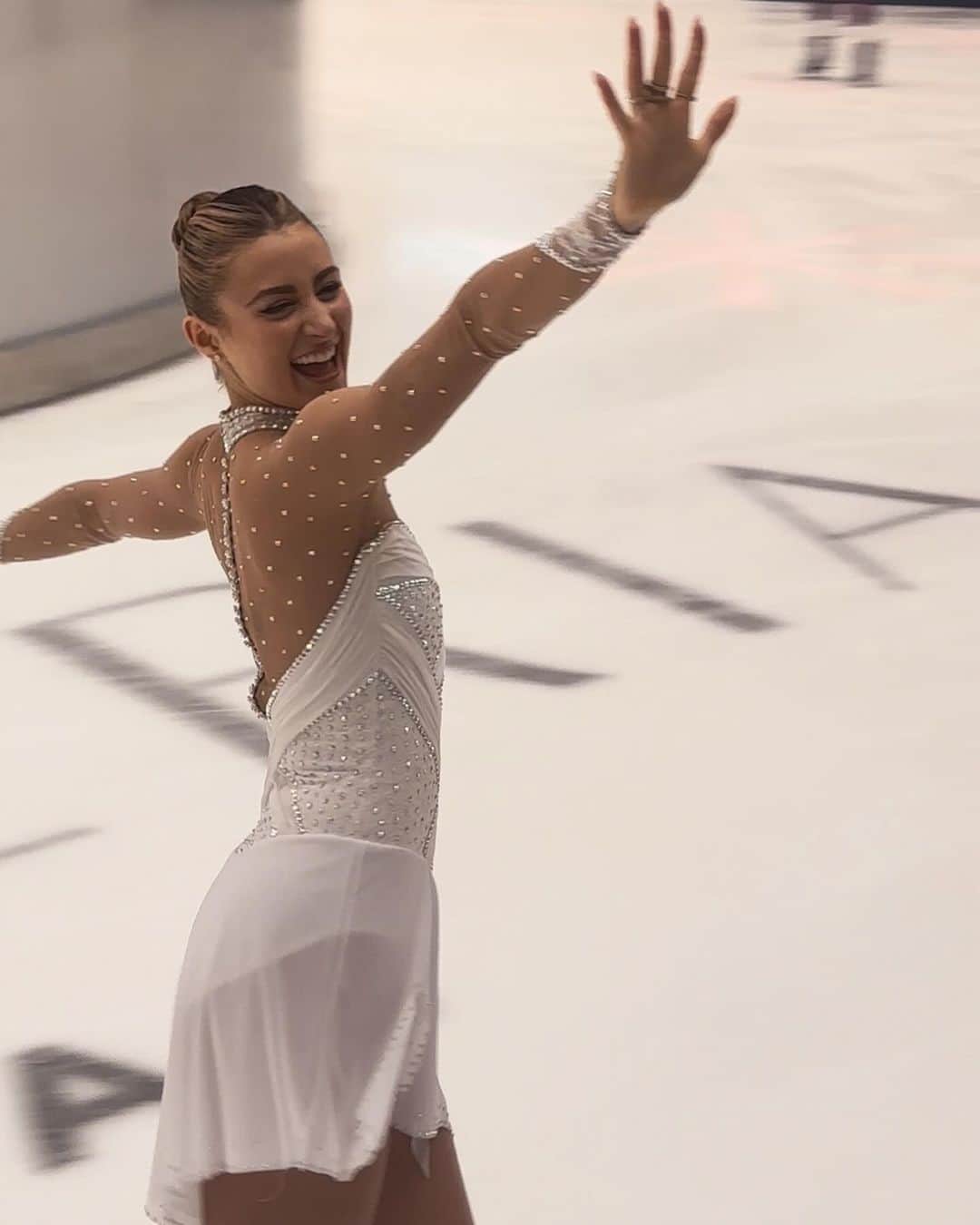 アシュリー・ケインのインスタグラム：「had the best time performing in front of home crowds this week 🥹thank you @galleriadallas & @icestarscompany for having me! & such a bonus getting to spend the holidays with my family and be reunited with my olympic teammates <3」
