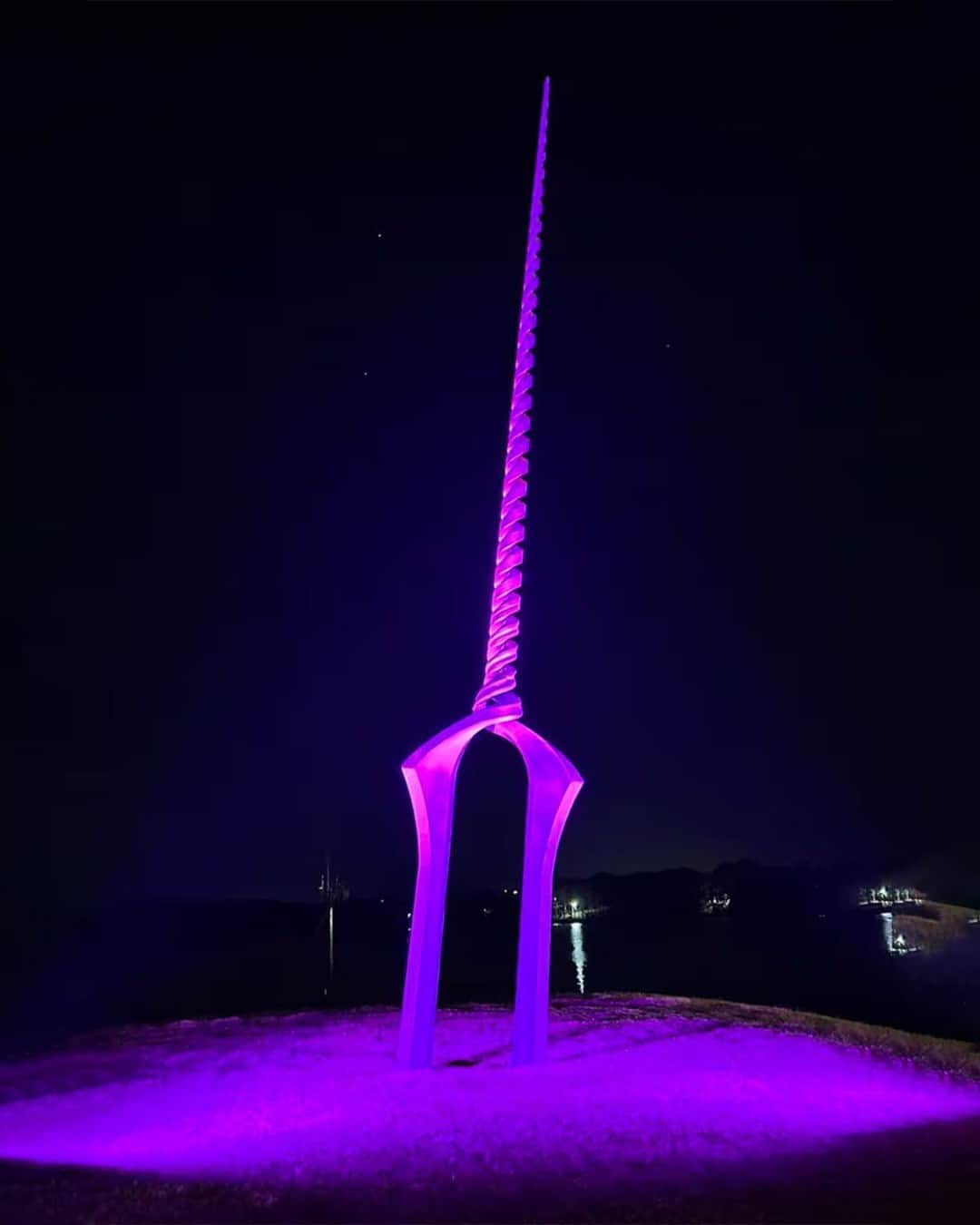 HYPEBEASTさんのインスタグラム写真 - (HYPEBEASTInstagram)「A real-life Spear of Longinus as seen in the 'Evangelion' anime has been unveiled at the city of Ube, in Japan’s Yamaguchi Prefecture, which also happened to be the hometown of the franchise’s creator, Hideaki Anno.⁠ ⁠ This isn’t the first time the Spear of Longinus has been brought to life in such impactful proportions. Back in 2021, a glossy red iteration was displayed in front of the Tokyo Skytree to promote the final film, 'Evangelion: 3.0+1.0 Thrice Upon a Time.'⁠ ⁠ The anime’s emblematic Spear of Longinus is characterized by a double-helical-shaped and two-pointed trident structure. The real-life iteration faithfully recreates the iconic piece in towering proportions. Approximately 22 feet tall, the piece was revealed to be part of a collaboration event between the city and the iconic anime franchise.⁠ ⁠ For those who are looking to visit, the Spear of Longinus will remain on display til January 8, 2024.⁠ Photo: tokiwakouen (Twitter)⁠ ⁠」11月29日 1時04分 - hypebeast