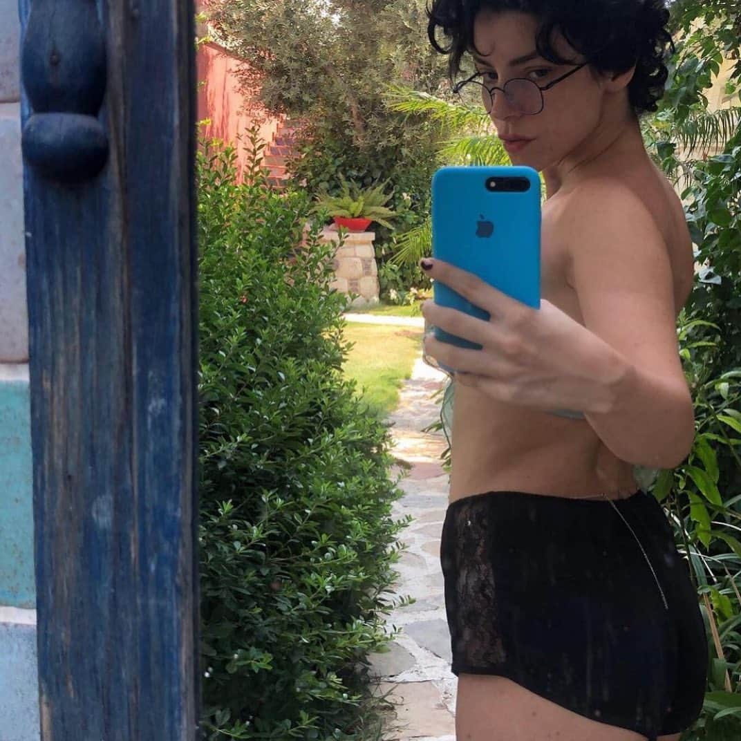 Merve Boluğurのインスタグラム：「👅❣️」