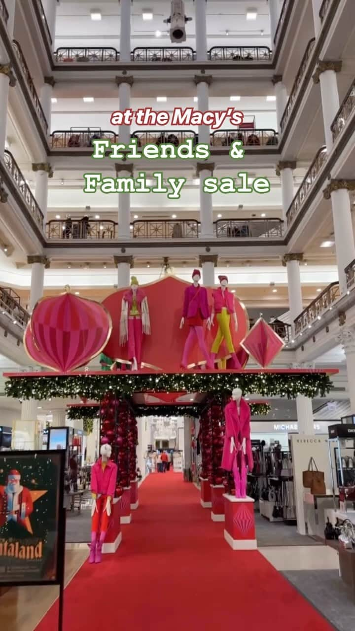 Macy'sのインスタグラム：「The Macy’s Friends & Family #Sale is amazing, but it’s even better when you’re shopping with your bestie—just like @whatsupjacquie and @ke11y.821. Score an extra 30% off the season’s top picks and 15% off beauty! Use code “FRIEND” at checkout until 12/6. #deals #holidayshopping #MacysStyleCrew」