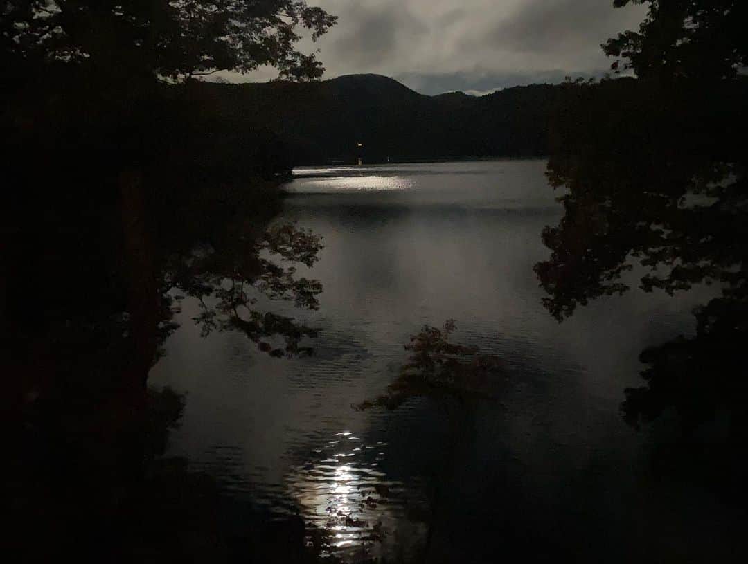 YUKI TAKESHIMAさんのインスタグラム写真 - (YUKI TAKESHIMAInstagram)「10月28&29日長野県木崎湖の　@y_shop_nishi のユッキーさん主催で10代と70代の男性含むご参加下さった皆様ありがとうございました😊✨ #yshop  #木崎湖   満月🌕の夜、パコさんとアッキーさんの愛のこもった鍋を囲んで語る🔥おにぎりもグルテンフリーのデザートもハンパない大っきさ🤣  夢を実現させる🌈⚡️ 私達は、幸せになる為に生まれてきたのだから🫶🪐 #満月の夜 #夢を語れ #鍋を囲んで  #bisou #enhanceaday」11月29日 0時59分 - yukimake