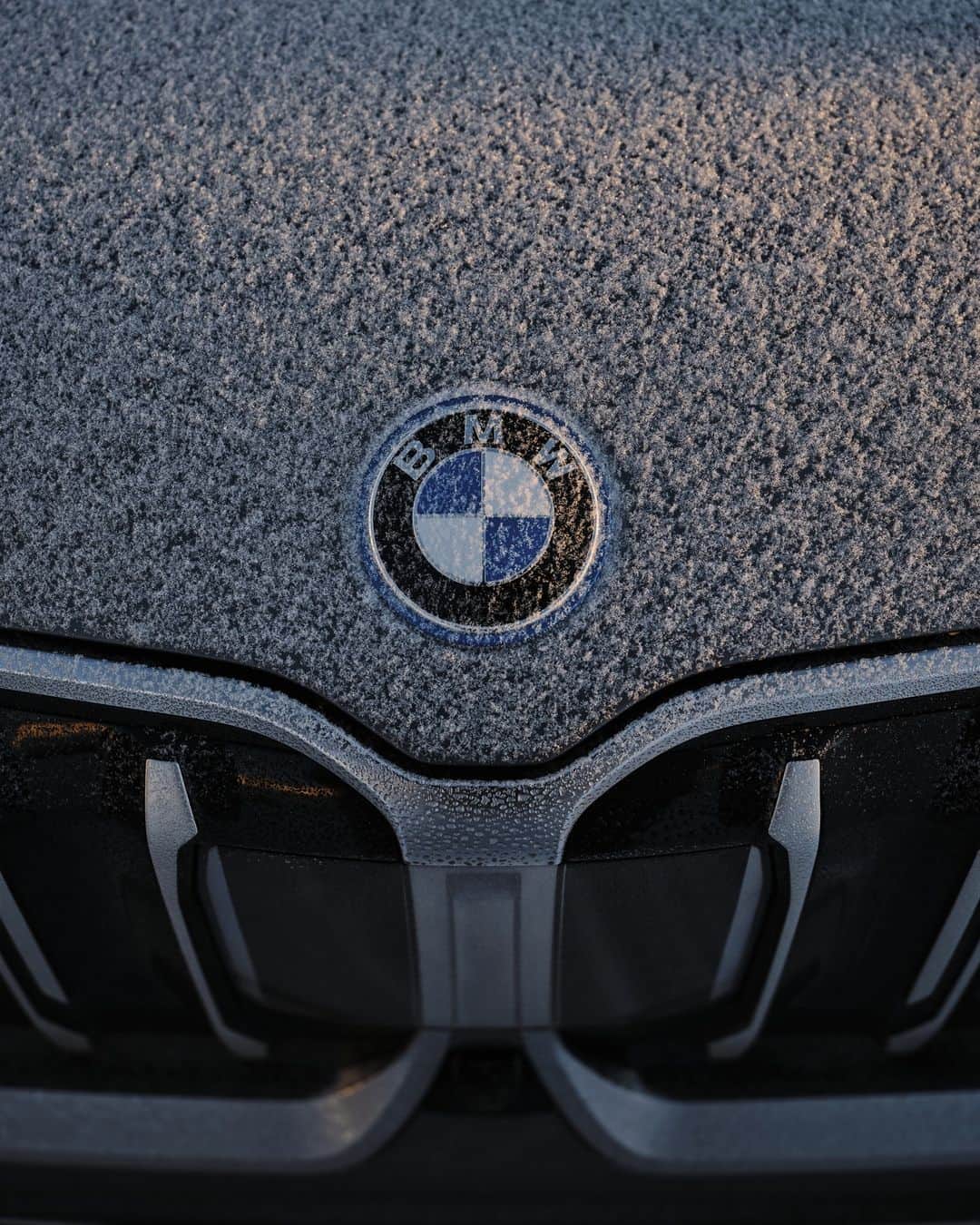 BMWさんのインスタグラム写真 - (BMWInstagram)「𝘔𝘢𝘬𝘦𝘴 𝘴𝘤𝘳𝘢𝘱𝘪𝘯𝘨 𝘯𝘰𝘪𝘴𝘦. 🧊 Would you dare?」11月29日 1時00分 - bmw