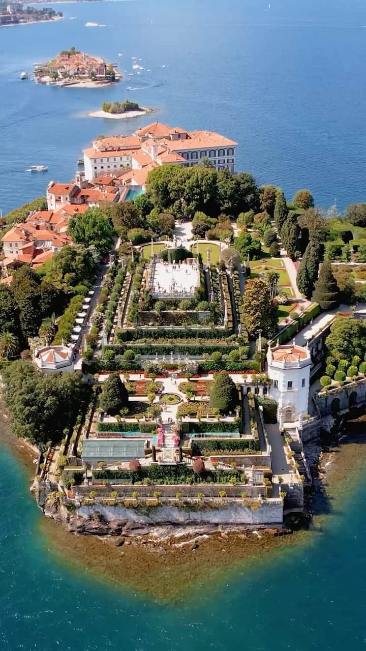 BEAUTIFUL DESTINATIONSのインスタグラム：「Glide above Isola Bella, Italy with @enzoo.romanoo as they capture the enchanting palace and gardens from above. 🇮🇹 Aerial vistas unveil the allure of blue waters, fanciful architecture, and the ornate beauty of this unique island steeped in Italian history. ✨  📽 @enzoo.romanoo 📍 Isola Bella, Italy」