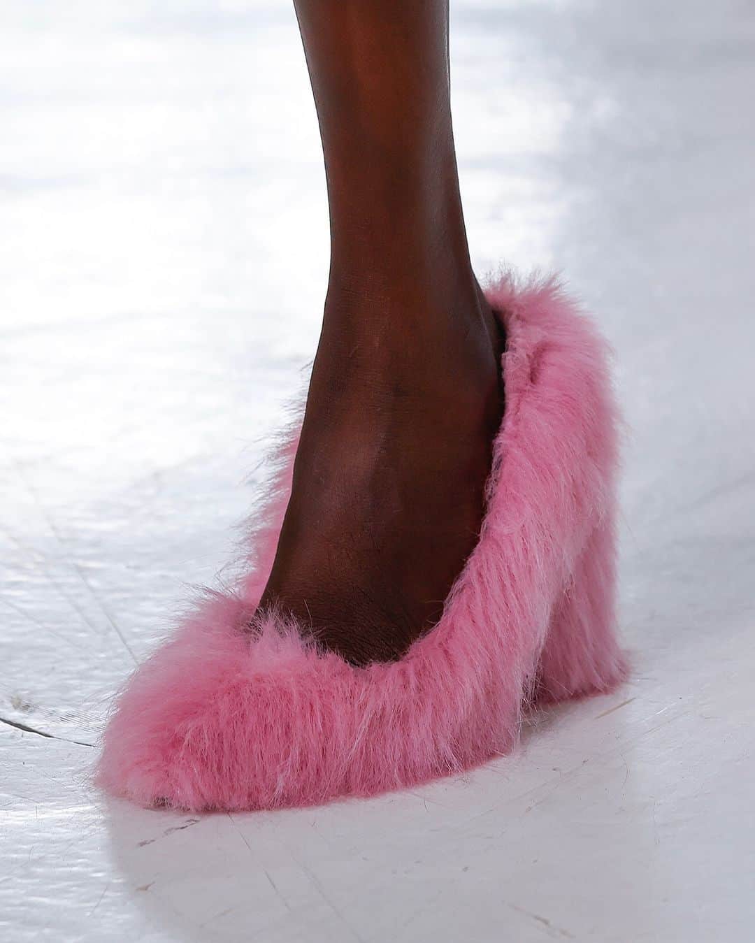 エムエスジーエムのインスタグラム：「“Faux Fur Decolletes”  Available online and in-store  @massimogiorgetti」