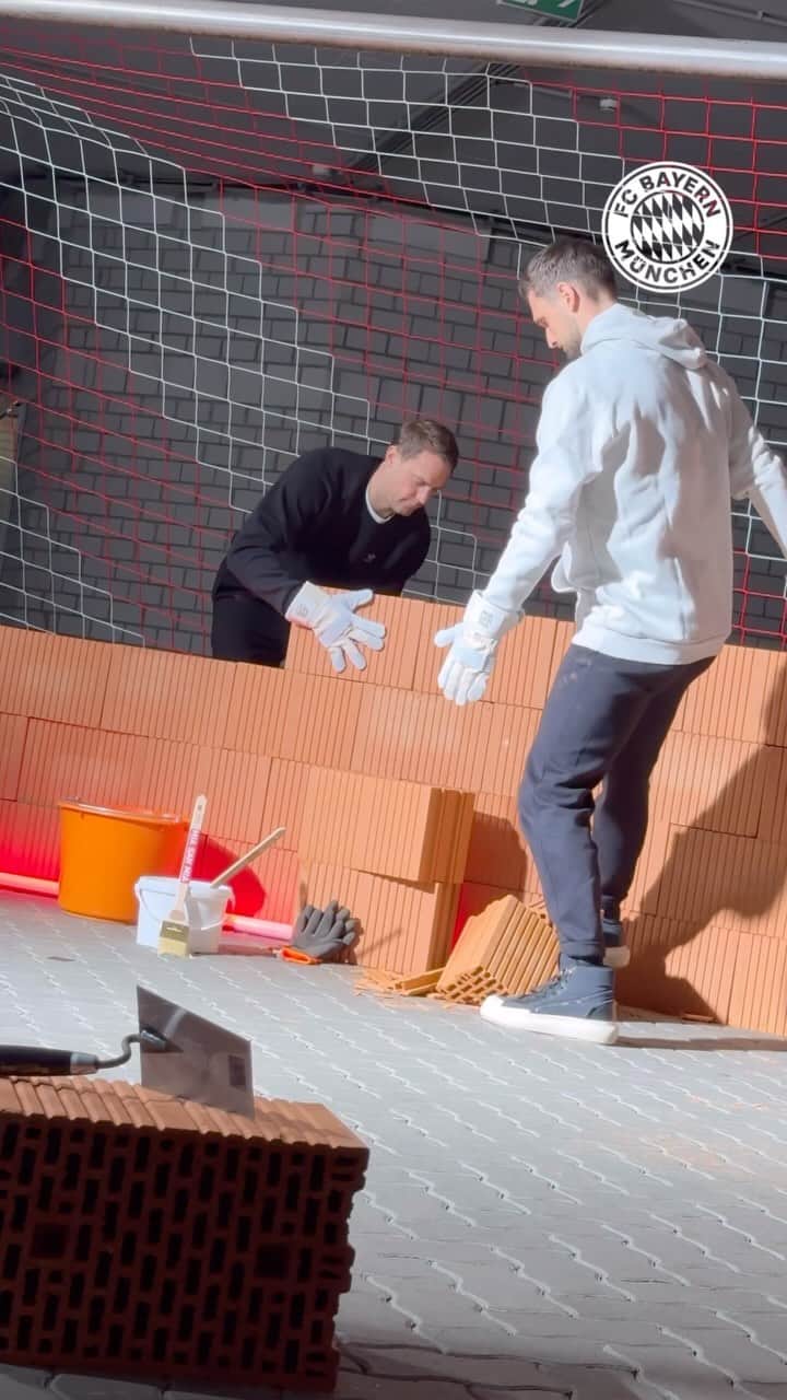 バイエルン・ミュンヘンのインスタグラム：「👷‍♂️🧱2️⃣0️⃣2️⃣5️⃣🧱👷‍♂️  #FCBayern #MiaSanMia」