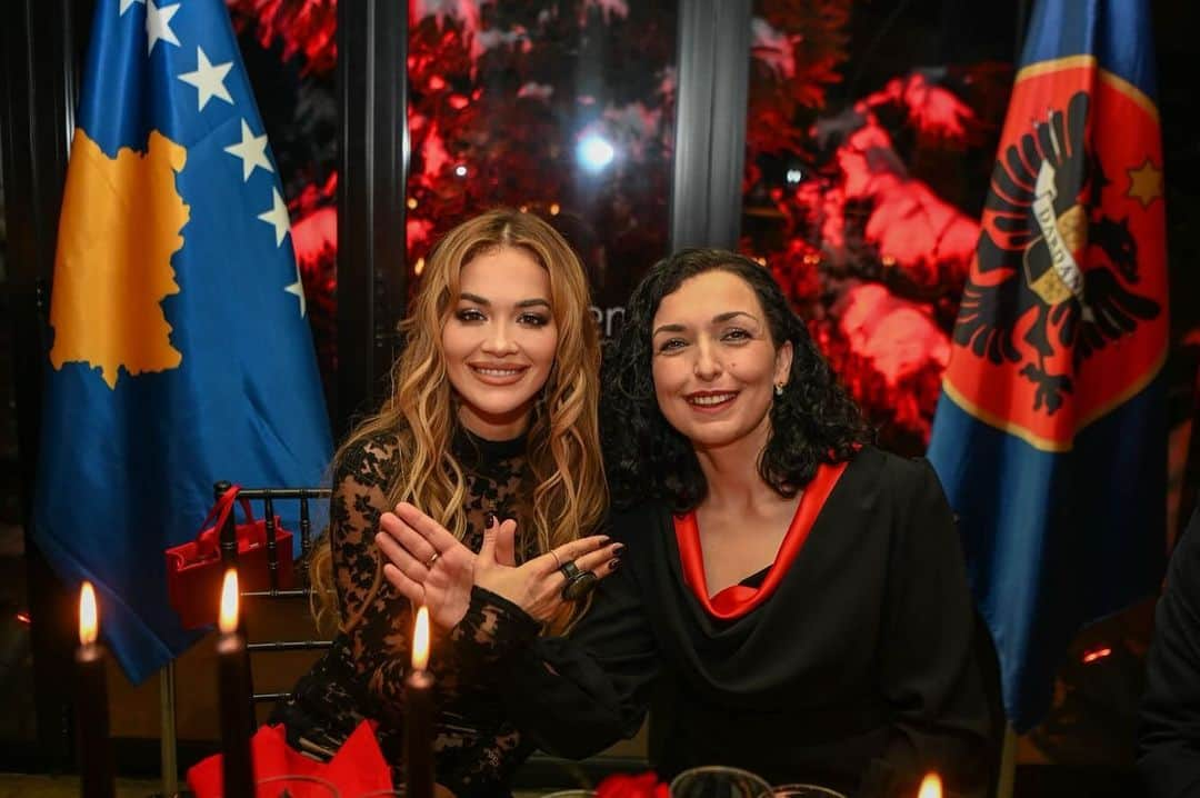 リタ・オラのインスタグラム：「Happy Independence Day Albania from our family to yours! 🇦🇱❤️」