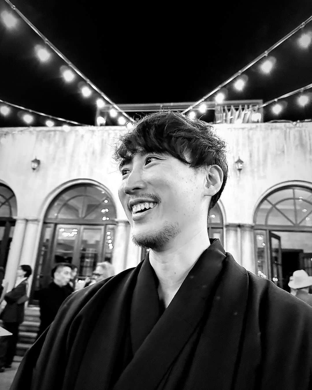 早坂香須子のインスタグラム：「大ちゃん、40歳のお誕生日おめでとう！ @daichi_1127   あなたと出会えて、幸せだよ！生まれてくれて、生きててくれてありがとう！それだけですごいギフトなのに、こんなにもギビングな誕生祭でみんなを幸せの渦に巻き込むなんて、なんという人なの！  寝ずに一人一人に描いてくれた絵。これからの私そのものだった。お祝いに行ったのに、とてつもなく凄くて温かいものを受け取りました。ありがとう。心から、おめでとう！！！  そして、私の周りでどよめいたドレスコード が Super Chic Elegance   この日のために悩んだり考えたりお買い物に出かけたりと、約１ヶ月頭の片隅にずっとあったから、なんと長い間楽しませてもらった事か。  @cfcl_official のドレスに @maisonmargiela のブーツ @delvaux のバッグに @mylan_official のダウンケープ @sugri_hat のヘッドドレス  仕上げにマットオレンジリップ @maccosmeticsjapan LOCKED KISS レネゲイド  友人夫婦と早めに集合してメイクアップも仕込み、100年ぶりに正装した気持ち。笑  あ、あとね、席次が素晴らしくてね。 仲良しというだけじゃなく、大ちゃんと繋いでくれた人、繋げた人の循環になっていて、人見知りでもこの人数でも、臆せず楽しめるという気遣いに溢れてた♡  書ききれないけど みんなの笑顔が三浦大地という人を物語ってるね🤍」
