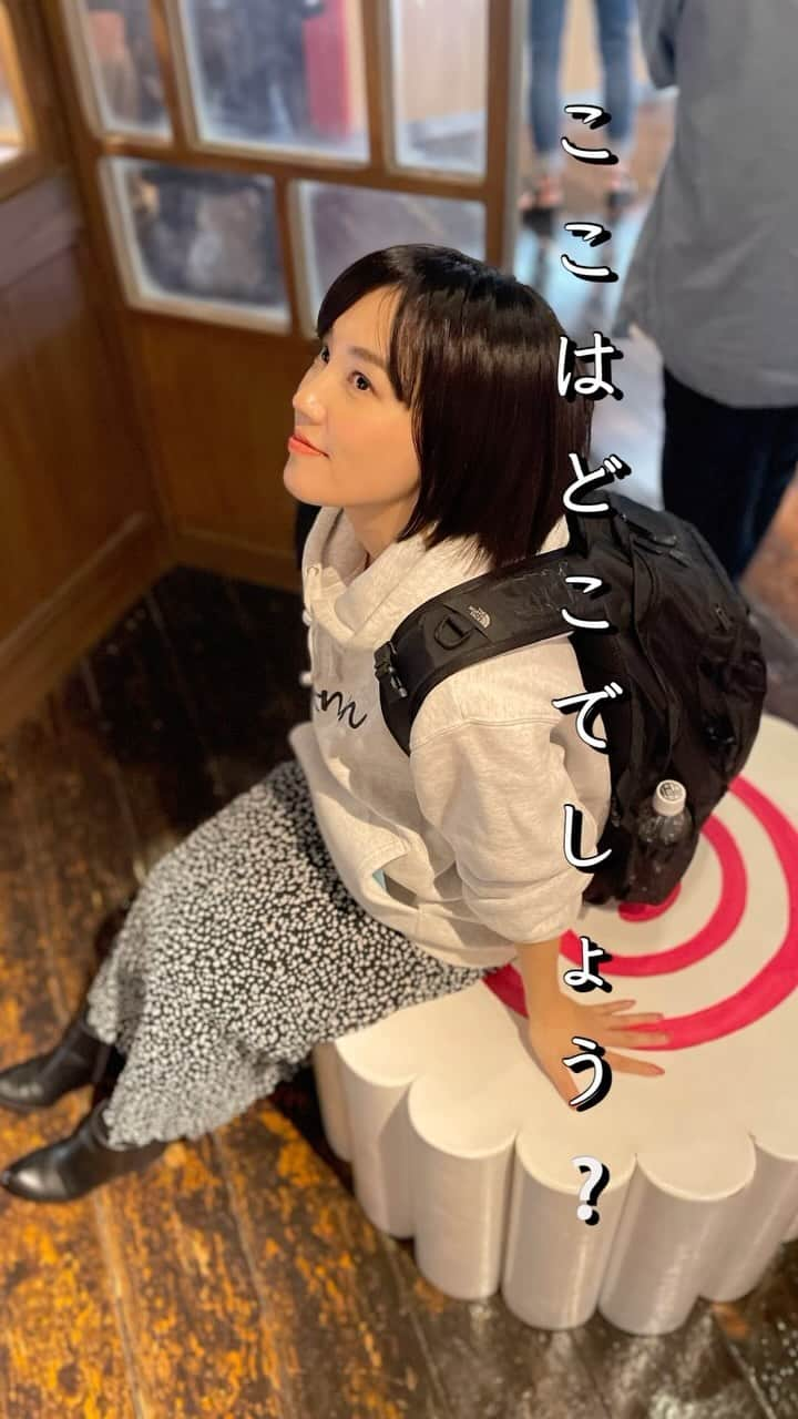 古賀麻里沙のインスタグラム：「みなさんこんばんは🌛 今日も飲んでますか？？酔い子の味方、ビールおねえさん古賀麻里沙です。  今宵のご褒美ールはラー博で🍻  ワクワクしますよねぇこの空間、いつ行っても。並んででも食べたい味🍜  利尻昆布のラーメンおいしすぎたなぁ。 味を思い出しながらビール一本いけちゃうくらい。また食べたくなっちゃった。ラーメン別腹。  深夜の飯テロ失礼いたしました。  (インスタントラーメンのストックあったかなぁ)  ——————————————— 新横浜ラーメン博物館 住所: 横浜市港北区新横浜2-14-21 アクセス: ＪＲ新横浜駅（横浜線、東海道新幹線）より徒歩5分 相鉄・東急新横浜線、横浜市営地下鉄 新横浜駅9番出口より徒歩3分 TEL: 045-471-0503 営業時間: 平日 11:00～21:00 / 休日 10:30～21:00(L.Oは閉館時間の30分前) 休館日:年末年始（12月31日・1月1日） ———————————————  ——————————————— キリンクラシックラガー アルコール度数:4.5% ———————————————  #今宵のご褒美ール #ビール #クラフトビール #ビール女子 #ご褒美ール #今宵のご褒美ール  #啤酒 #beer #craftbeer #乾杯 #生ビール #飯テロ #深夜の飯テロ  #ラー博 #ラーメン博物館#新横浜ラーメン博物館 #ラーメン #ラーメンテロ　#キリンクラシックラガー #キリンビール」