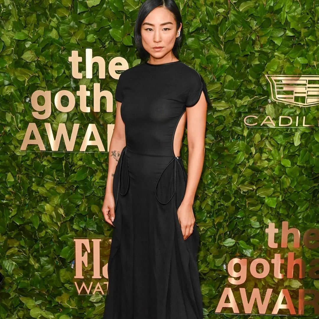 安田直美のインスタグラム：「✨🖤 GRETA 🖤✨ Her film “PAST LIVES “won best feature at the Gotham Awards last night🖤🏆  #gretalee  Styling @daniellegoldberg  @loewe  Make up @ninapark  Hair @tak8133  Nails by me Product I used  Extension @apresnailofficial Gel color @opi bare my soul  Pedi @sally_hansen onyx-pected」