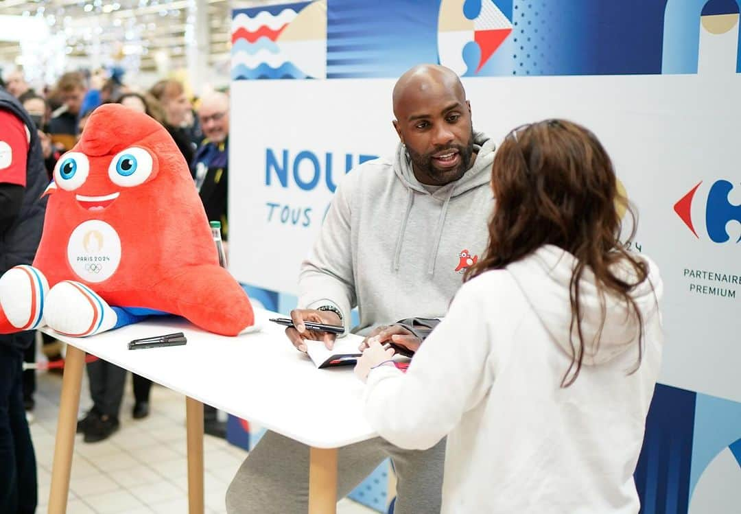 Carrefour Franceのインスタグラム：「@teddyriner en magasin 🤩  Collaborateurs et clients ont pu profiter d’un moment privilégié 🫶  #carrefour #teamcarrefour #paris2024」