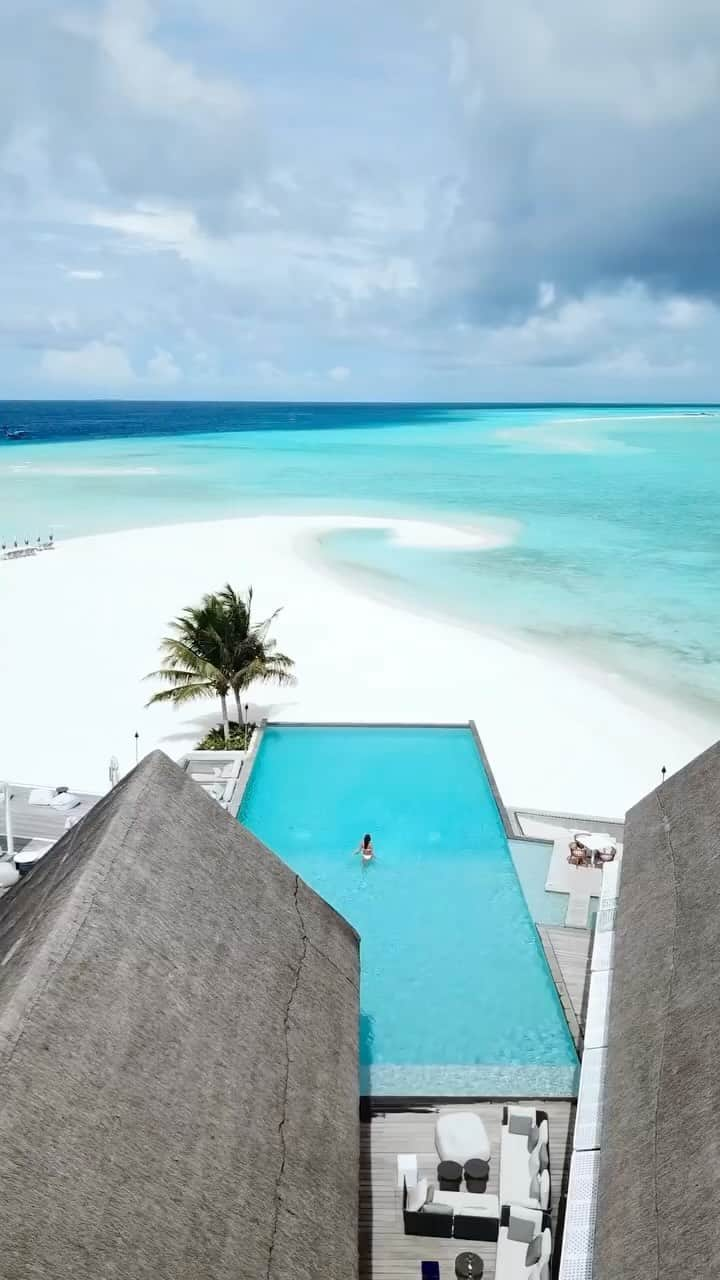 Maldivesのインスタグラム：「Maldives Islands   Connect with us @nichegetaways for holiday bookings and inquiries.   Video @catchagypsea   #beach #beachescape #islandvibes #beachlife #wanderlust #travelinspiration #oceanviews #paradisefound #travelgoals #omaldives #nichegetaways #vacationmode #beachbliss #exploretheworld #bucketlistdestination #palmtrees #beachvacation #visitmaldives #luxuryresort」