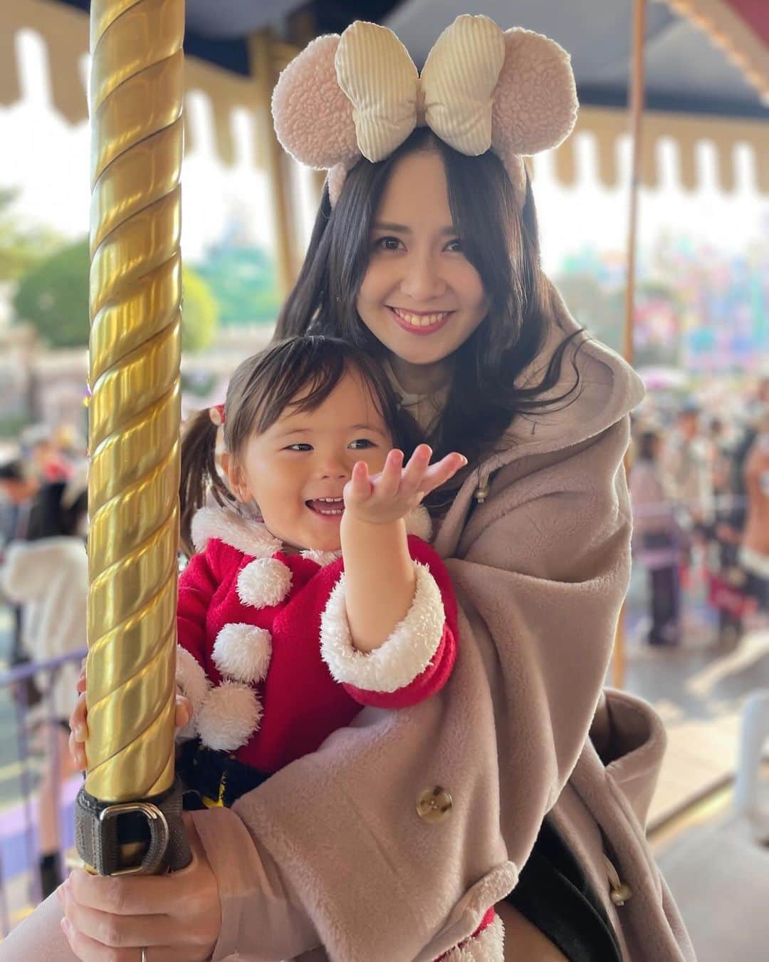 佐藤すみれさんのインスタグラム写真 - (佐藤すみれInstagram)「💜💜💜  【30歳の誕生日プレゼント】  今年はモノより思い出✨ということで ディズニーランドに連れて行ってもらいました🐭❤️ 数年ぶりのクリスマスディズニー！最高！！！ ひなのの記憶にも残ってるといいな。ママは一生忘れない😭  coat & cardigan ▷ @furfur_official   　　　 #クリスマスディズニー #クリスマス  #ホリデーシーズン #クリスマスツリー  #ディズニーランド #誕生日ディズニー  #誕生日プレゼント #30歳の誕生日  #ディズニーコーデ #母と娘 #ママと娘  #すー鷹ふぁみりぃ #家族ディズニー  #ひなの #2歳女の子 #2歳女の子ママ」11月29日 1時28分 - sumiresato_official