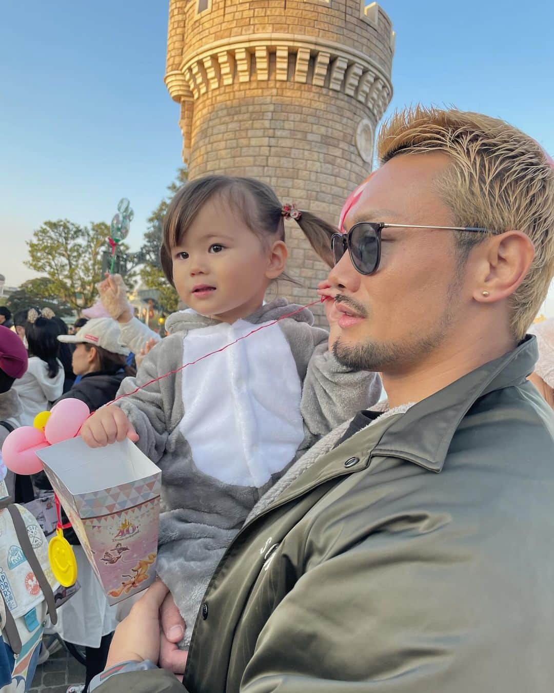 佐藤すみれさんのインスタグラム写真 - (佐藤すみれInstagram)「💜💜💜  【30歳の誕生日プレゼント】  今年はモノより思い出✨ということで ディズニーランドに連れて行ってもらいました🐭❤️ 数年ぶりのクリスマスディズニー！最高！！！ ひなのの記憶にも残ってるといいな。ママは一生忘れない😭  coat & cardigan ▷ @furfur_official   　　　 #クリスマスディズニー #クリスマス  #ホリデーシーズン #クリスマスツリー  #ディズニーランド #誕生日ディズニー  #誕生日プレゼント #30歳の誕生日  #ディズニーコーデ #母と娘 #ママと娘  #すー鷹ふぁみりぃ #家族ディズニー  #ひなの #2歳女の子 #2歳女の子ママ」11月29日 1時28分 - sumiresato_official