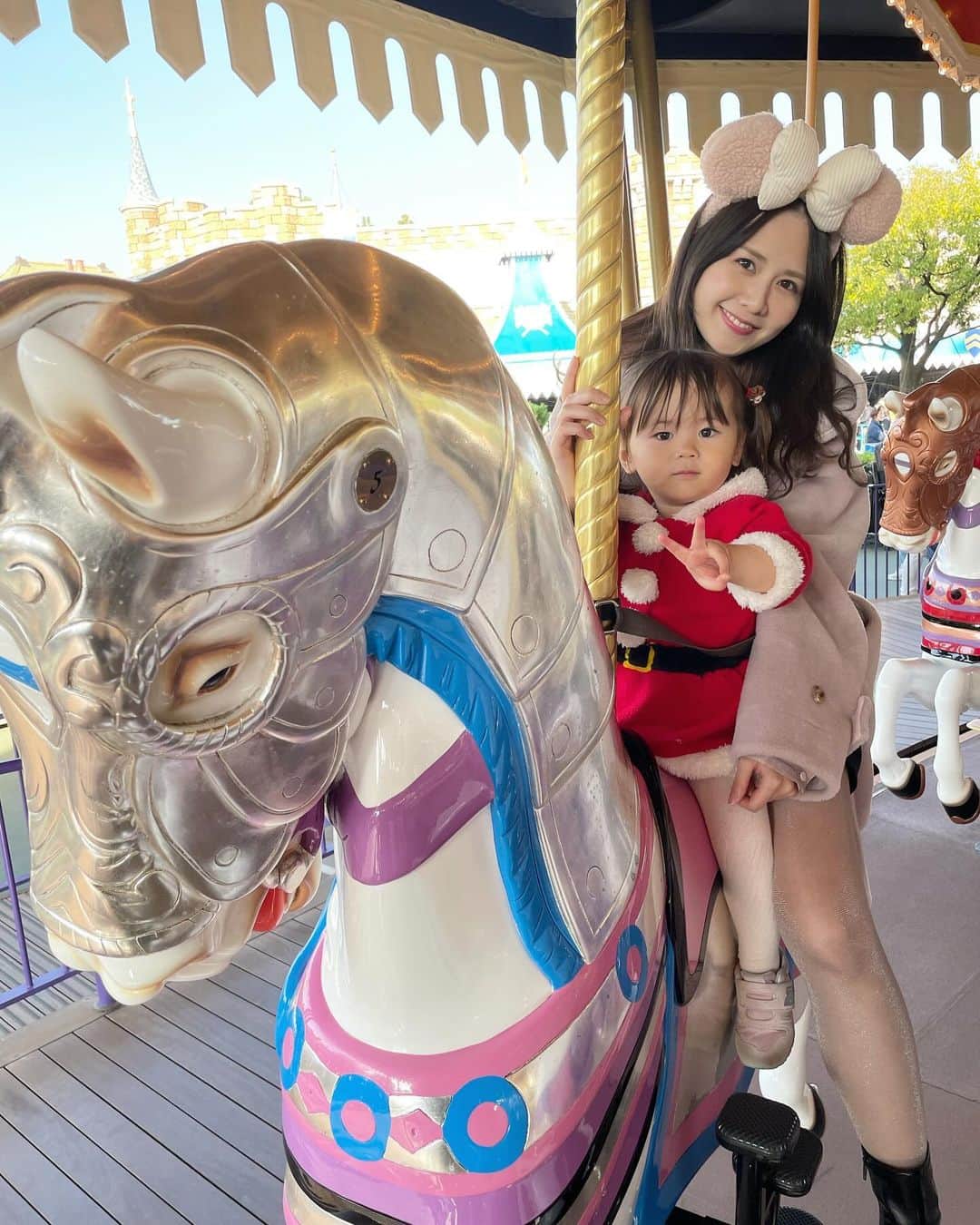 佐藤すみれさんのインスタグラム写真 - (佐藤すみれInstagram)「💜💜💜  【30歳の誕生日プレゼント】  今年はモノより思い出✨ということで ディズニーランドに連れて行ってもらいました🐭❤️ 数年ぶりのクリスマスディズニー！最高！！！ ひなのの記憶にも残ってるといいな。ママは一生忘れない😭  coat & cardigan ▷ @furfur_official   　　　 #クリスマスディズニー #クリスマス  #ホリデーシーズン #クリスマスツリー  #ディズニーランド #誕生日ディズニー  #誕生日プレゼント #30歳の誕生日  #ディズニーコーデ #母と娘 #ママと娘  #すー鷹ふぁみりぃ #家族ディズニー  #ひなの #2歳女の子 #2歳女の子ママ」11月29日 1時28分 - sumiresato_official