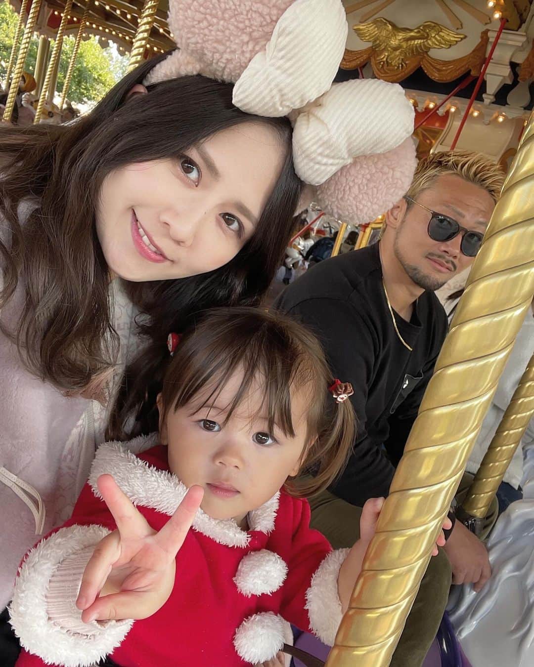 佐藤すみれさんのインスタグラム写真 - (佐藤すみれInstagram)「💜💜💜  【30歳の誕生日プレゼント】  今年はモノより思い出✨ということで ディズニーランドに連れて行ってもらいました🐭❤️ 数年ぶりのクリスマスディズニー！最高！！！ ひなのの記憶にも残ってるといいな。ママは一生忘れない😭  coat & cardigan ▷ @furfur_official   　　　 #クリスマスディズニー #クリスマス  #ホリデーシーズン #クリスマスツリー  #ディズニーランド #誕生日ディズニー  #誕生日プレゼント #30歳の誕生日  #ディズニーコーデ #母と娘 #ママと娘  #すー鷹ふぁみりぃ #家族ディズニー  #ひなの #2歳女の子 #2歳女の子ママ」11月29日 1時28分 - sumiresato_official