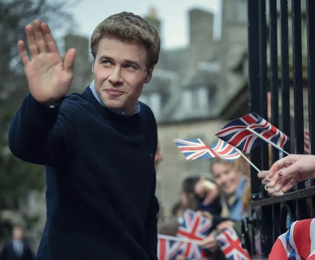 のインスタグラム：「#TheCrown is ready to introduce a new era of royals.   Netflix has released images from part two of the show’s sixth and final season, which shifts its focus from Elizabeth Debicki's Princess Diana to the next generation of the royal family—introducing newcomers Ed McVey as Prince William, Luther Ford as Prince Harry, and Meg Bellamy as Kate Middleton.   See more images—and learn more about what part two will cover—at the link in bio.   Photographs via Justin Downing/Kieth Berstein, @Netflix」