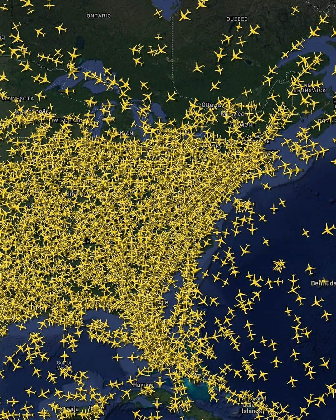 Daily Overviewさんのインスタグラム写真 - (Daily OverviewInstagram)「Sunday, November 26, was the busiest day ever at airports in the United States, with the US Transportation Security Administration (TSA) reporting 2,907,378 passengers screened. More than 51,000 flights occurred, surpassing the daily average of 45,000 from 2022. The previous busiest day ever recorded by the TSA was also this year, on Friday, June 30, when 2,883,000 passengers traveled ahead of the Fourth of July holiday.  Source imagery: @flightradar24」11月29日 1時30分 - dailyoverview