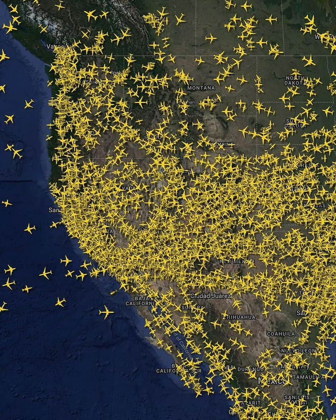 Daily Overviewのインスタグラム：「Sunday, November 26, was the busiest day ever at airports in the United States, with the US Transportation Security Administration (TSA) reporting 2,907,378 passengers screened. More than 51,000 flights occurred, surpassing the daily average of 45,000 from 2022. The previous busiest day ever recorded by the TSA was also this year, on Friday, June 30, when 2,883,000 passengers traveled ahead of the Fourth of July holiday.  Source imagery: @flightradar24」