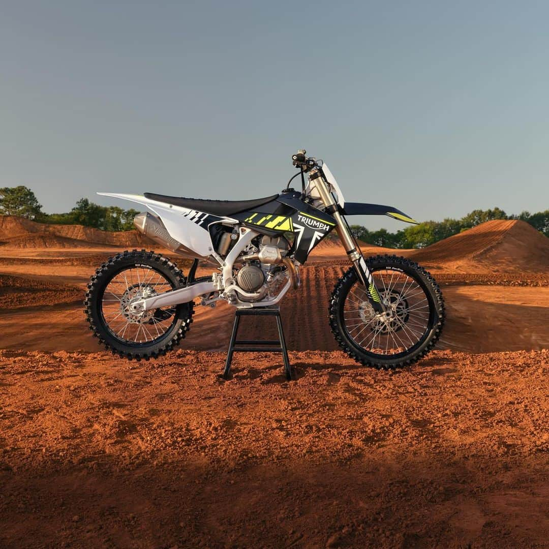 Racer X Onlineのインスタグラム：「The long wait is finally over. Triumph has been teasing its new line of motocross bikes for years, but the project, which the brand says took four years, has finally become official in production form today. Triumph’s first motocross bike is the 250cc four-stroke TF 250-X, and we expect a 450 to follow for 2025. Triumph wants to make one note perfectly clear: this is an all-new bike, not based on any other machine. It’s not a rebadged KTM (like a Husqvarna or GasGas), and the chassis and engine design are proprietary of Triumph and not based on any other bike. It’s telling that during the tease leading up to the reveal, Triumph showed the frame first. That’s the most distinguished part of the bike, as it’s made of aluminum, the same material that the Japanese manufacturers use, but the design looks totally different than those bikes. The other European motocross brands use steel frames.  @triumphamerica  #ForTheRide #TriumphMotorcycles #TriumphMotocross #TF250X #TriumphTF250X」