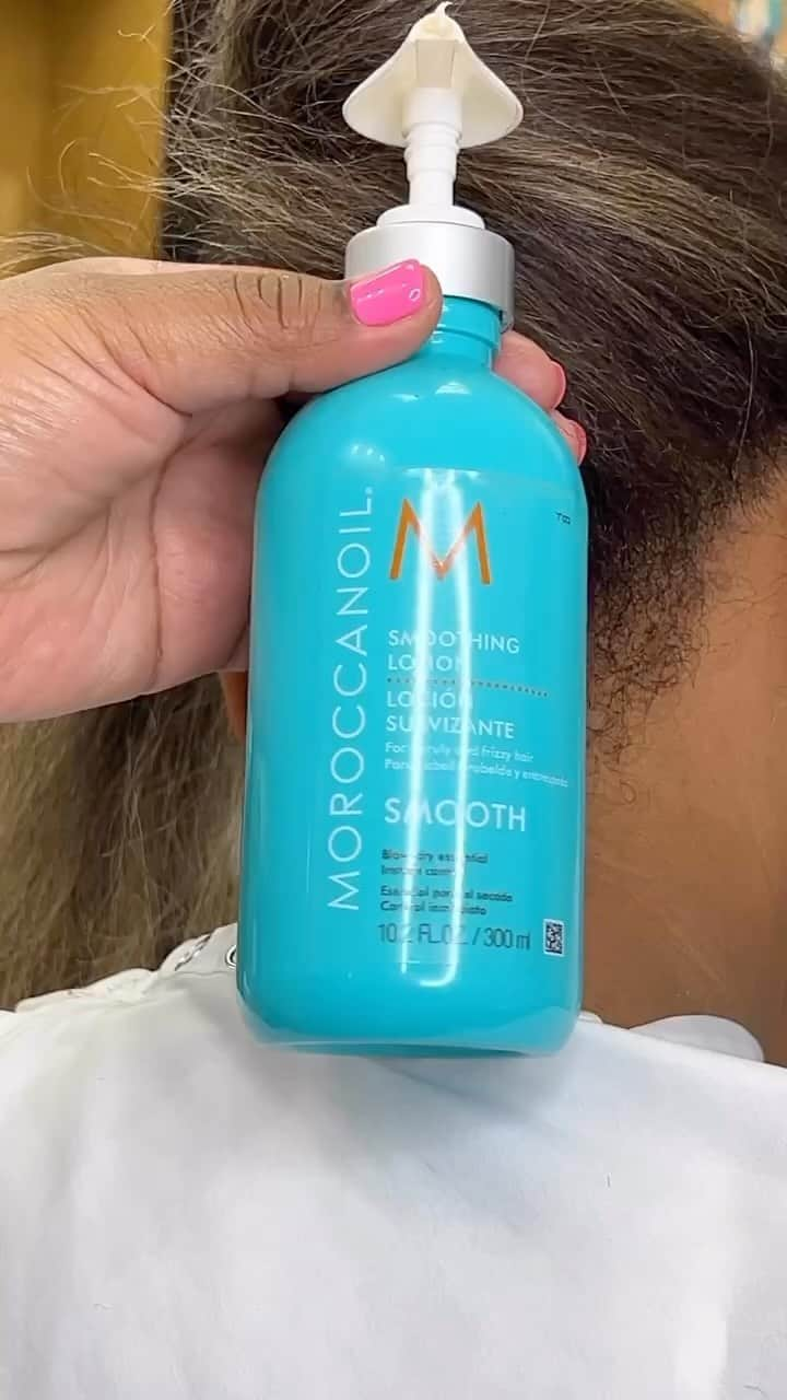 CosmoProf Beautyのインスタグラム：「How to smooth edges with a silk press with @TantalizingTresses using @MoroccanoilPro.  @TantalizingTresses uses @MoroccanoilPro heat-activated Smoothing Lotion with her hot tools to smooth out those stubborn baby hairs along the hairline.   Do you have a client coming in for a silk press? Take advantage of the free Cosmo Prof 2-hour delivery or Buy Online and Pick Up In Store services to try this @MoroccanoilPro hack.  ► www.CosmoProfBeauty.com  #CosmoProf #Moroccanoil #MoroccanoilPro #SilkPress #hairtutorialvideo #TexturedHair #SmoothEdges #behindthechair #haircolor #HairBrained #NaturalHair」