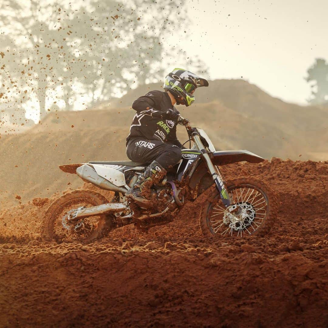 Racer X Onlineさんのインスタグラム写真 - (Racer X OnlineInstagram)「The long wait is finally over. Triumph has been teasing its new line of motocross bikes for years, but the project, which the brand says took four years, has finally become official in production form today. Triumph’s first motocross bike is the 250cc four-stroke TF 250-X, and we expect a 450 to follow for 2025. Triumph wants to make one note perfectly clear: this is an all-new bike, not based on any other machine. It’s not a rebadged KTM (like a Husqvarna or GasGas), and the chassis and engine design are proprietary of Triumph and not based on any other bike. It’s telling that during the tease leading up to the reveal, Triumph showed the frame first. That’s the most distinguished part of the bike, as it’s made of aluminum, the same material that the Japanese manufacturers use, but the design looks totally different than those bikes. The other European motocross brands use steel frames.  @triumphamerica  #ForTheRide #TriumphMotorcycles #TriumphMotocross #TF250X #TriumphTF250X」11月29日 1時32分 - racerxonline