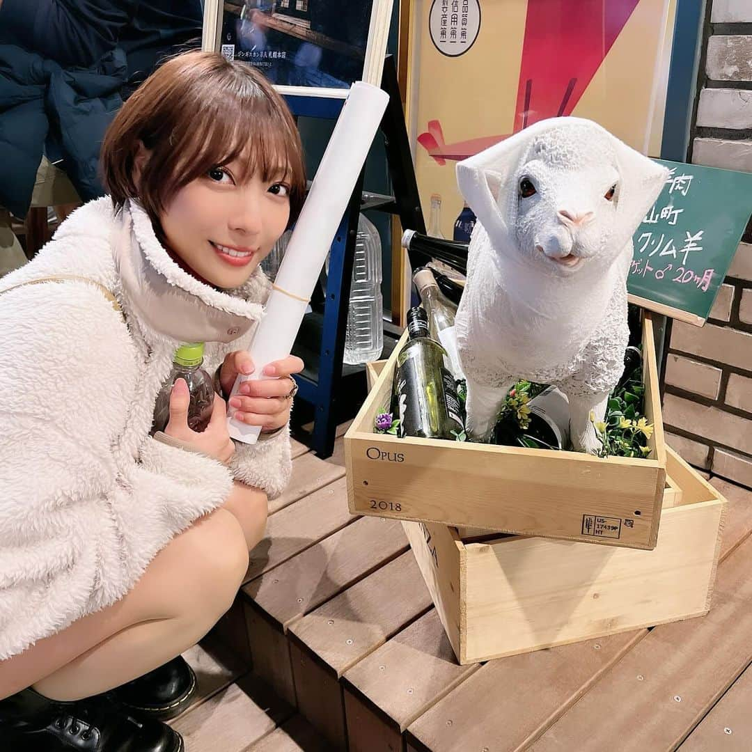 麻倉まりなさんのインスタグラム写真 - (麻倉まりなInstagram)「【PR】 . . . 『ラム肉＝クセがあるお肉』の概念を覆す！？ 美味しすぎるジンギスカン専門店に行ってきました‼︎ . . . 個人的に憧れの街、 三軒茶屋駅から３分ほど歩くと 可愛い羊🐏さんがお出迎えしてくれますッ😍❤️ . . 『札幌ジンギスカン羊八 三軒茶屋』さん✨ . . ブロック塀調の店先が可愛すぎて 友達と撮影会していたら(笑) . 店員さんに優しくお声がけいただき、 無事に店内に入りました🙆‍♀️✨ . . . あのまま声かけてもらえなかったら ずっと撮影会してたかも、、 . というくらい可愛すぎるお店に期待値爆上がりっっ🤩 . . . 店内は全席カウンターなのですが、 これがまたスタイリッシュでおしゃれな感じ😍 . . . こちらのお店では . . ◎【国産】ホゲット/【オーストラリア産】ラム・マトン . ◎よだれ羊のパクチー盛り . ◎ラムの草原焼き . ◎とろけるジンギスカン . . . をいただきました🙆‍♀️✨ . . . 店員さんが 色々と丁寧に説明しながら焼いてくれたんだけど、、 . . ちなみにみんなは、 国産の羊肉が実は全然流通してないって知ってた！？😳 . なんと…国内流通は1%未満らしく、 こちらのお店ではその希少な国産羊肉と . 一度も冷凍されていない オーストラリア産のラム肉をいただけちゃうんです‼︎ . . だからみんなが知ってるあの羊肉ならではの 臭みやクセが一切ないジンギスカンが . ここでは食べれちゃいますっっ🤤 . . 今まで ラム肉の臭みやクセが苦手で食べれなかった人でも . ここのお店なら美味しく食べられると思います👍✨ . . . 羊のお肉は 低脂肪高タンパクで鉄分・亜鉛も豊富‼︎ . ここには書ききれないほど栄養価が高いお肉なので どんどん積極的に食べたいですねっ☺️💓 . . . . . いただいたお料理は どれもこれも本当に美味しすぎました🥹🥹🥹 . . 中でもわたしはラムの香草焼きがお気に入り♡ 大好きなラムと春菊のコラボに興奮しすぎて 初めて動画撮ったんだけどちゃんと見れてるかな！？！？ . . . 次回はラムタンを食べてみたいなっっ🥰✨ . . 店員さんの丁寧な解説付きで よりお料理が美味しくいただけました☺️ 素敵な時間をありがとうございました🙇‍♀️💕 【札幌ジンギスカン羊八 三軒茶屋】様 (@youhachi_sangenchaya) . . . . . PR @youhachi_sangenchaya #札幌ジンギスカン羊八 #札幌ジンギスカン羊八三軒茶屋店 #三茶グルメ #三茶ディナー #三茶デート #三軒茶屋グルメ #三軒茶屋ディナー #東京ジンギスカン」11月29日 1時32分 - marina_asakura