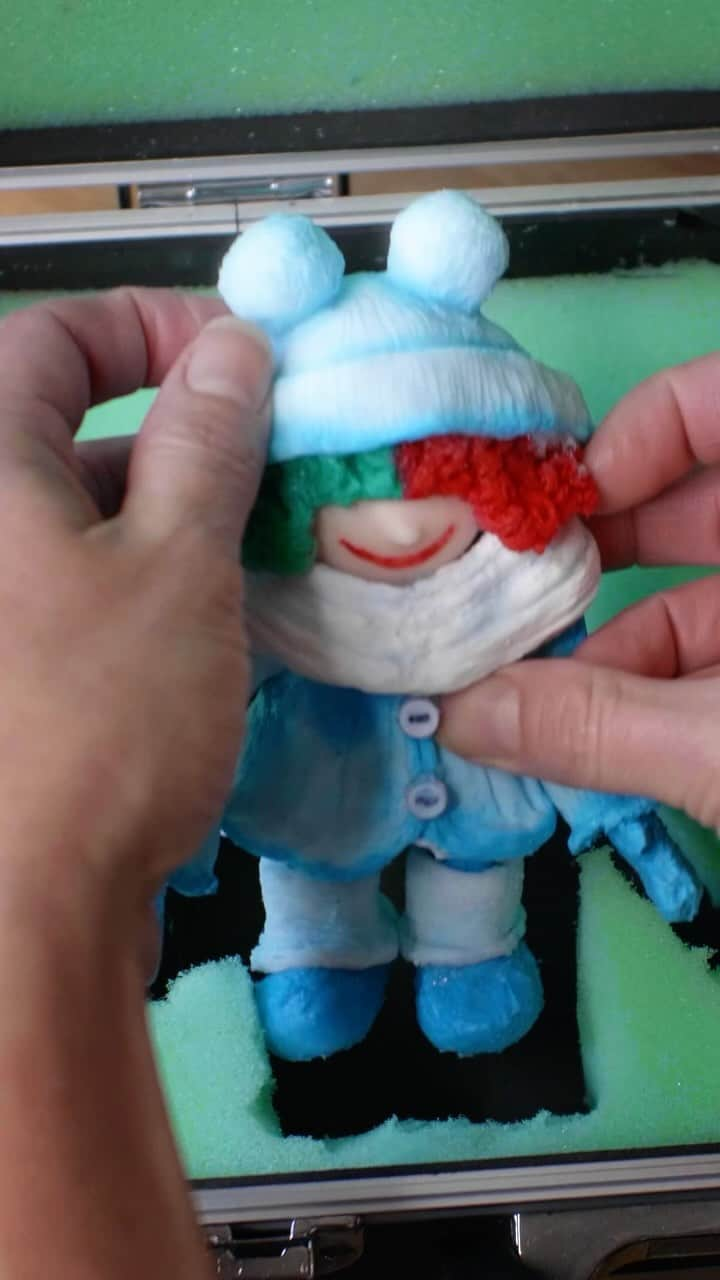 シーアのインスタグラム：「Time for our winter friends to come out soon! ☃️ - Team Sia #everydayischristmas  [video description: text that says “A new adventure begins”, which then shows Sia’s Christmas claymation characters being removed from a box, ending with text saying “Sia This Christmas”]」