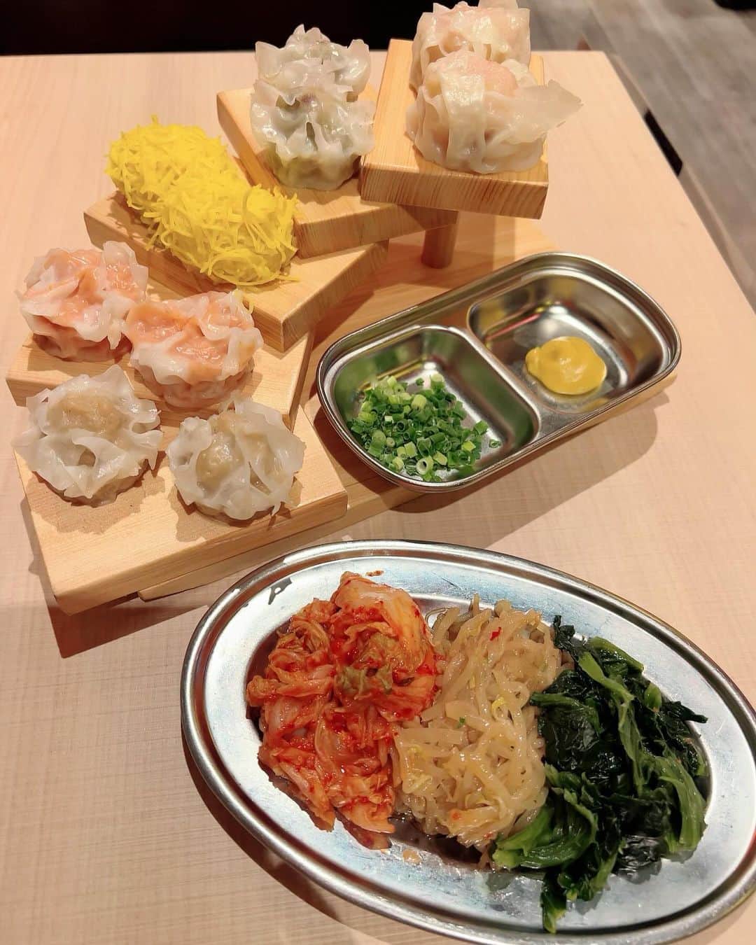 AYUNAのインスタグラム：「九州料理×韓国/台湾やタイ料理を堪能できる 「ばってん」さん✨🥟🍻  いただいたのは ・鶏ガラを24時間煮込んだ鶏白湯スープで作った炊き餃子スープ🍲🐓🥟 シメにちゃんぽんにしてペロリ😋  ・5種盛り焼売  ・はちみつマッコリ🍯🐝  どれも本当に美味しかったぁ😊  PR @batten_yataisakaba #屋台酒場バッテン #東京都グルメ #東京ネオ居酒屋 #千代田区韓国料理 #千代田区居酒屋 #神田韓国料理 #神田居酒屋」