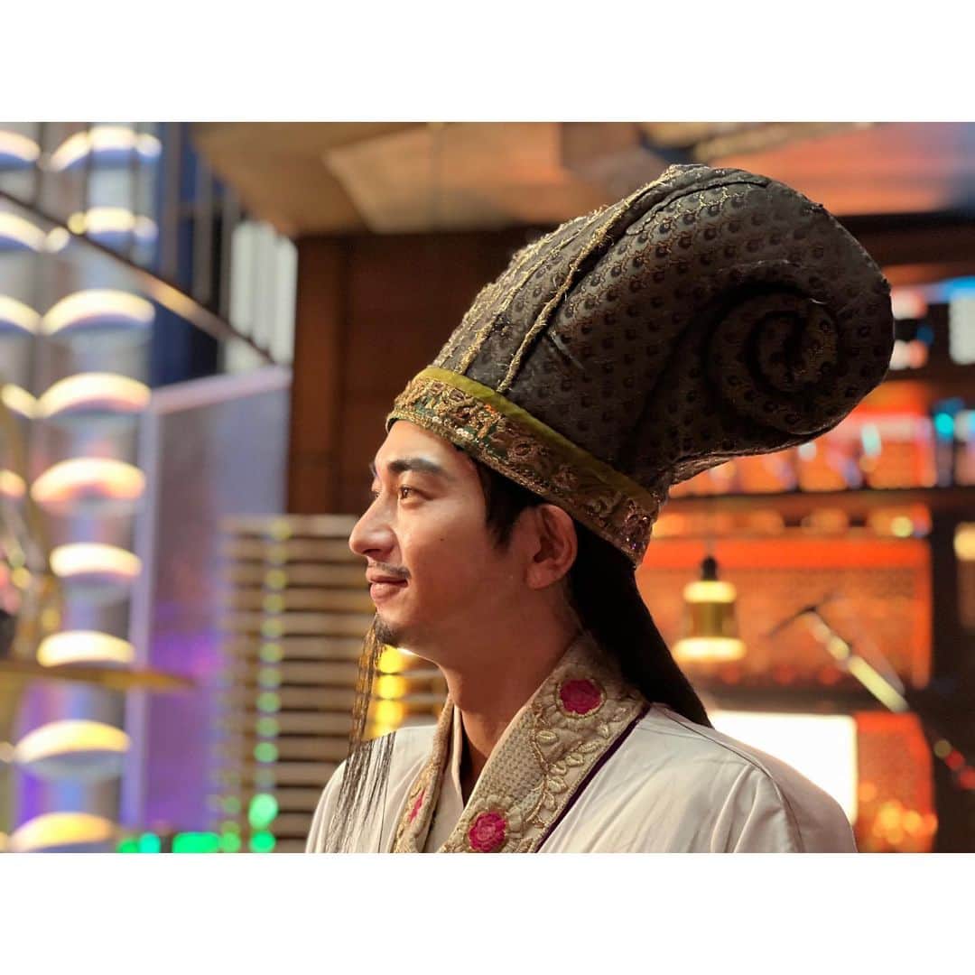 パリピ孔明さんのインスタグラム写真 - (パリピ孔明Instagram)「. #パリピ孔明 最終回 ついにこんや10時放送！  BBラウンジのセットでの撮影ラストの日！  最後のBBラウンジが名残り惜しくてなかなか帰らない孔明と、 空っぽのステージを写真に収めたり、ステージに上がったりする英子。  9話見逃し配信はTVerから✨  #向井理 #上白石萌歌」11月29日 9時00分 - paripikoumei_cx