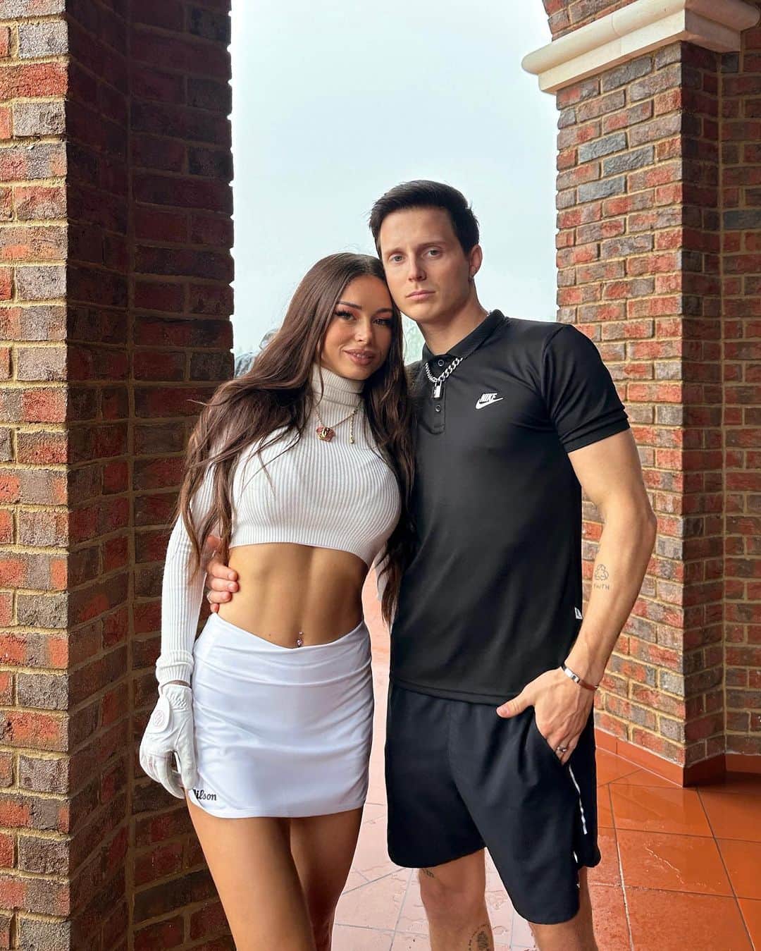 Diana Melisonのインスタグラム：「После моих глаз (•)(•) если вы понимаете о чем я 😅 Я решила заняться глазами мужа:) Решение было нелегким, но после знакомства с врачом и тщательной диагностики в  @clinicaspectr глаз,  Морган решился. По показаниям профессор @oftalmohirurg_kojuhov подобрал коррекцию методом Femto LASIK. Было волнительно, но все прошло супер! Мы буквально на следующий день приняли участие в спортивных соревнованиях🏌️‍♀️🏌️‍♂️ Никаких ограничений. Из рекомендаций - капать увлажняющие капли, и не вспоминать об очках!」