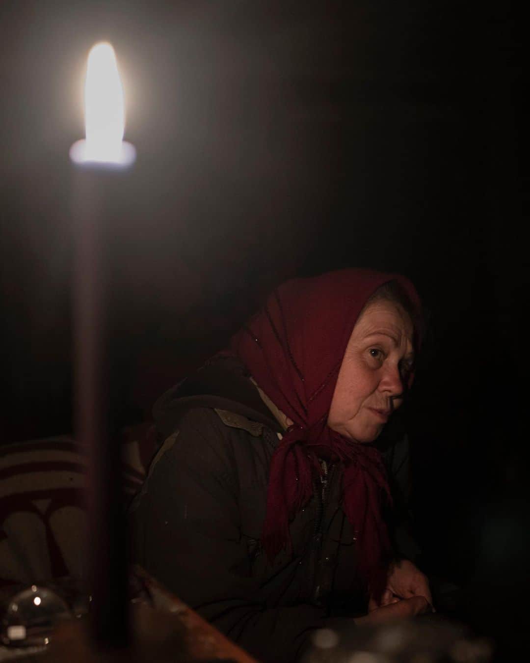 ニューヨーク・タイムズさんのインスタグラム写真 - (ニューヨーク・タイムズInstagram)「Winter in Ukraine’s eastern steppe brings an inescapable cold. The wind blowing through damaged homes and shattered windows feels as if it will be permanent.  But winter is still weeks away.   For a handful of families who live in Topolske, Mala Komyshuvakha, Brazhkivka and Sulyhivka — a string of destroyed villages along what was once the front line near the city of Izium — these dwindling fall days are all the time they have to prepare for seasonal survival.  Those who have returned after Ukraine’s liberation of these enclaves lack basic amenities such as electricity, gas and running water. So they prepare for the long cold by gathering essential supplies: food, water and firewood.  What lies ahead for these residents is a complicated puzzle of resource management, perseverance and faith that will get them through the coming days and freezing nights. Tap the link in our bio to read @tmgneff’s full report from on the ground in Ukraine. Photos by @emileducke」11月29日 1時51分 - nytimes