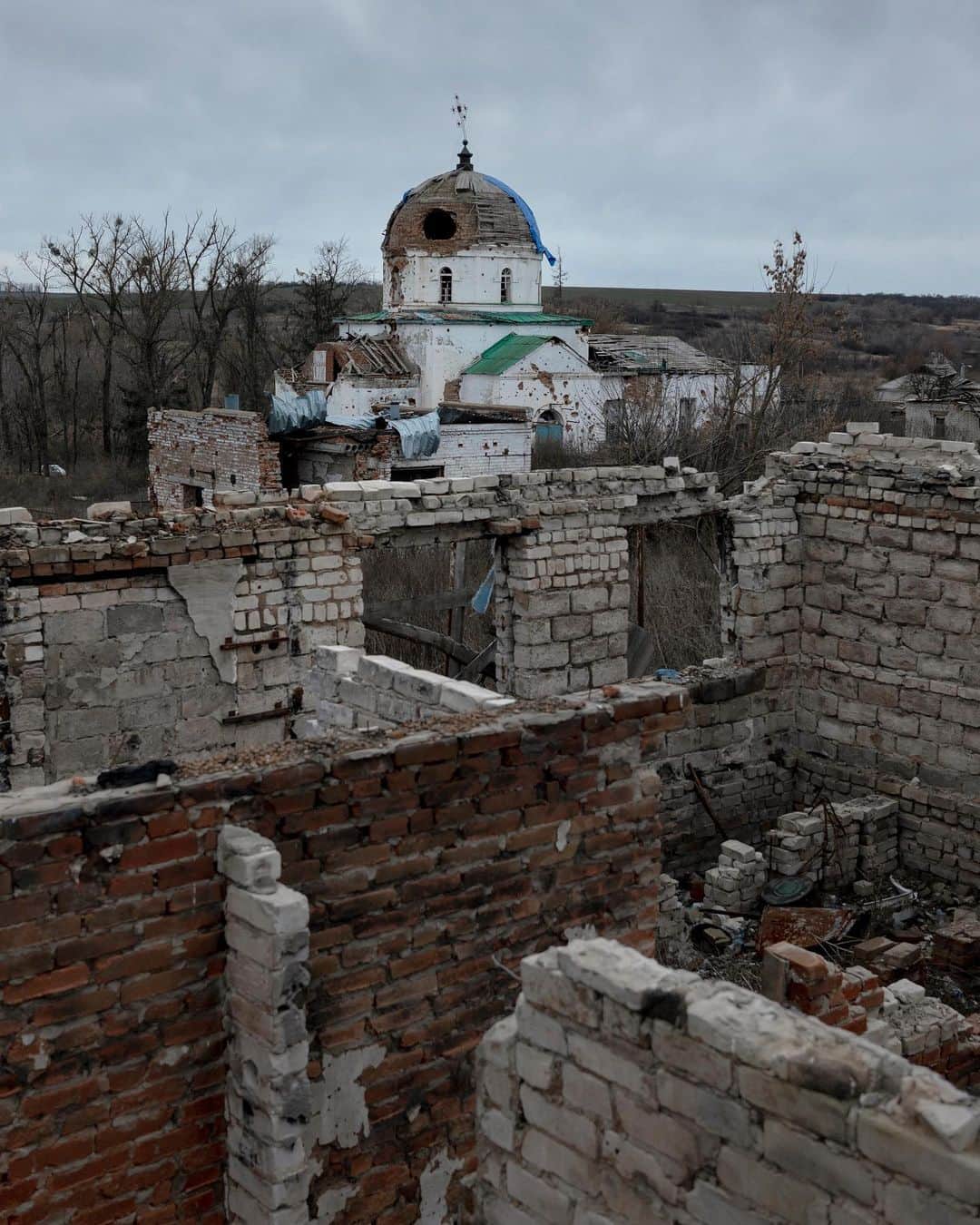 ニューヨーク・タイムズさんのインスタグラム写真 - (ニューヨーク・タイムズInstagram)「Winter in Ukraine’s eastern steppe brings an inescapable cold. The wind blowing through damaged homes and shattered windows feels as if it will be permanent.  But winter is still weeks away.   For a handful of families who live in Topolske, Mala Komyshuvakha, Brazhkivka and Sulyhivka — a string of destroyed villages along what was once the front line near the city of Izium — these dwindling fall days are all the time they have to prepare for seasonal survival.  Those who have returned after Ukraine’s liberation of these enclaves lack basic amenities such as electricity, gas and running water. So they prepare for the long cold by gathering essential supplies: food, water and firewood.  What lies ahead for these residents is a complicated puzzle of resource management, perseverance and faith that will get them through the coming days and freezing nights. Tap the link in our bio to read @tmgneff’s full report from on the ground in Ukraine. Photos by @emileducke」11月29日 1時51分 - nytimes