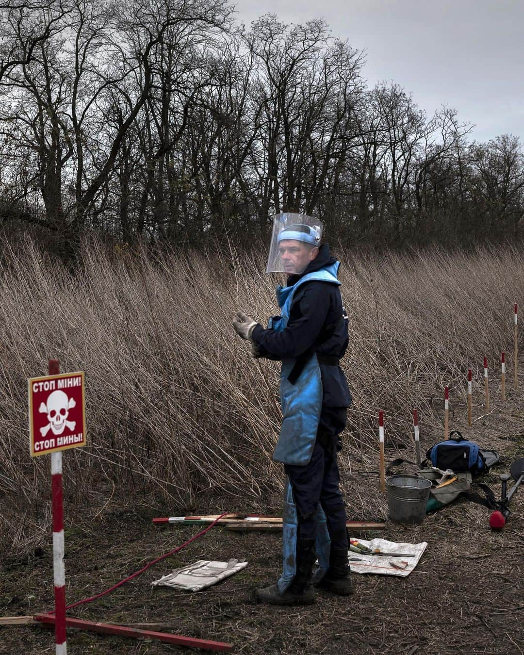 ニューヨーク・タイムズさんのインスタグラム写真 - (ニューヨーク・タイムズInstagram)「Winter in Ukraine’s eastern steppe brings an inescapable cold. The wind blowing through damaged homes and shattered windows feels as if it will be permanent.  But winter is still weeks away.   For a handful of families who live in Topolske, Mala Komyshuvakha, Brazhkivka and Sulyhivka — a string of destroyed villages along what was once the front line near the city of Izium — these dwindling fall days are all the time they have to prepare for seasonal survival.  Those who have returned after Ukraine’s liberation of these enclaves lack basic amenities such as electricity, gas and running water. So they prepare for the long cold by gathering essential supplies: food, water and firewood.  What lies ahead for these residents is a complicated puzzle of resource management, perseverance and faith that will get them through the coming days and freezing nights. Tap the link in our bio to read @tmgneff’s full report from on the ground in Ukraine. Photos by @emileducke」11月29日 1時51分 - nytimes