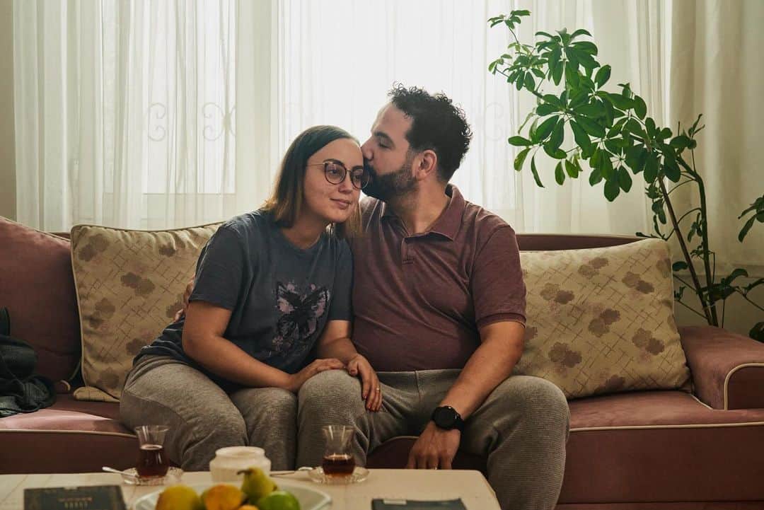 Airbnbのインスタグラム：「Donations to Airbnb.org help people like Zehra & Souhel find a place to call home during times of crisis.   The couple met through their humanitarian work and were planning to get married in the summer of 2023. They were building a life for themselves in southern Türkiye when the earthquakes destroyed their building. They lost everything.  “Airbnb.org gave us a space  to ourselves to come back to and think about what's gonna happen next.”  Zehra and Souhel are slowly rebuilding their lives. They found a permanent apartment and also recently married.  Join the global community supporting Airbnb.org this #GivingTuesday. Go to airbnb.org or tap the link in our story to get involved.」