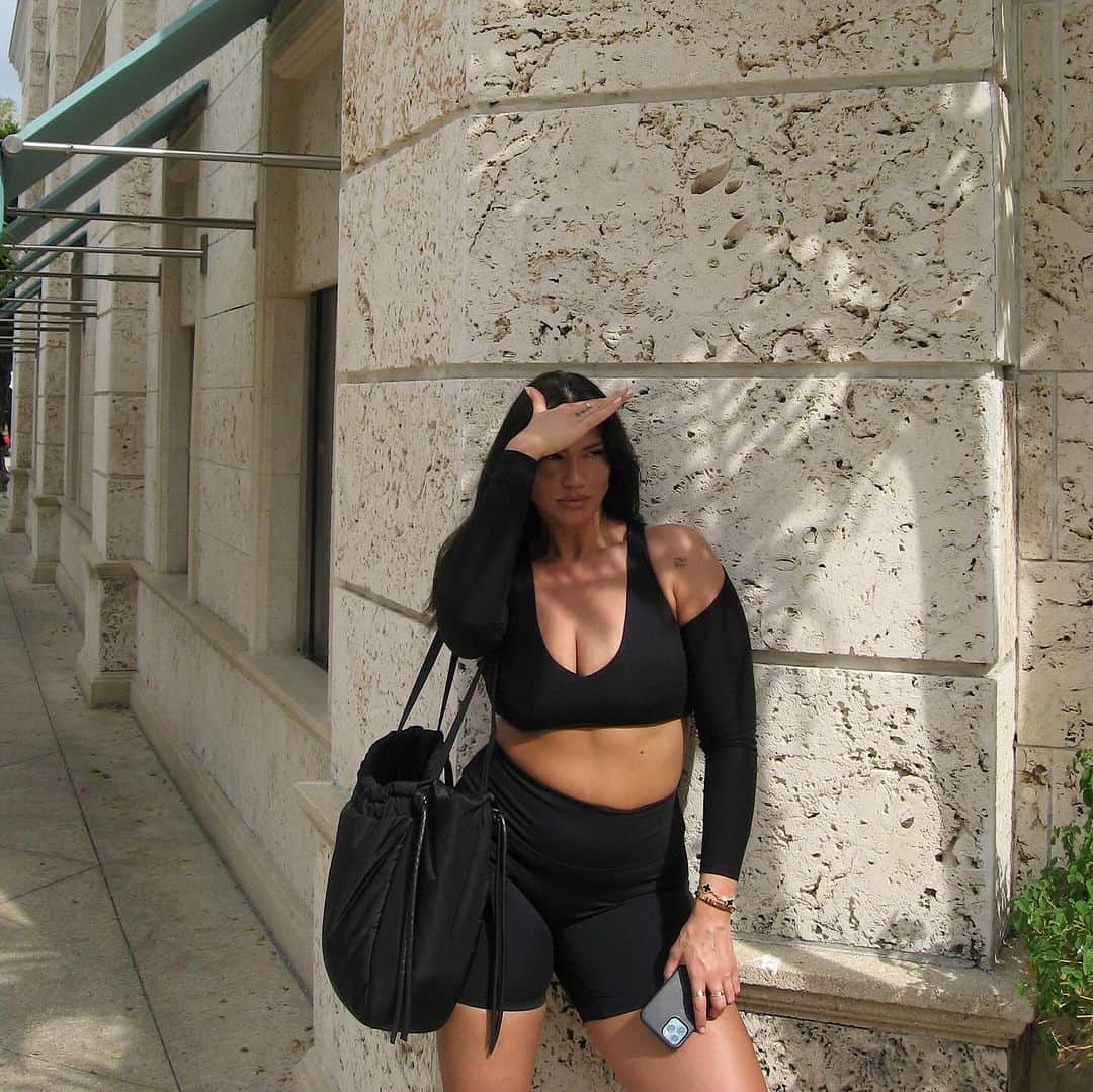 La'Tecia Thomasのインスタグラム：「Steppin out in my new fave @csb set 🖤 #csb」