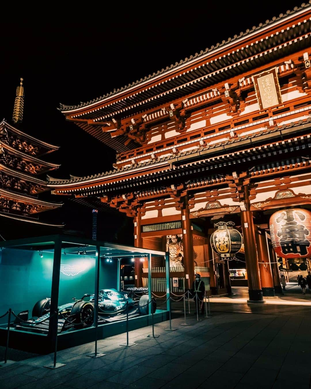 アストンマーチンさんのインスタグラム写真 - (アストンマーチンInstagram)「British mastery greets the Sensoji Temple.  #AstonMartin」11月29日 2時05分 - astonmartin